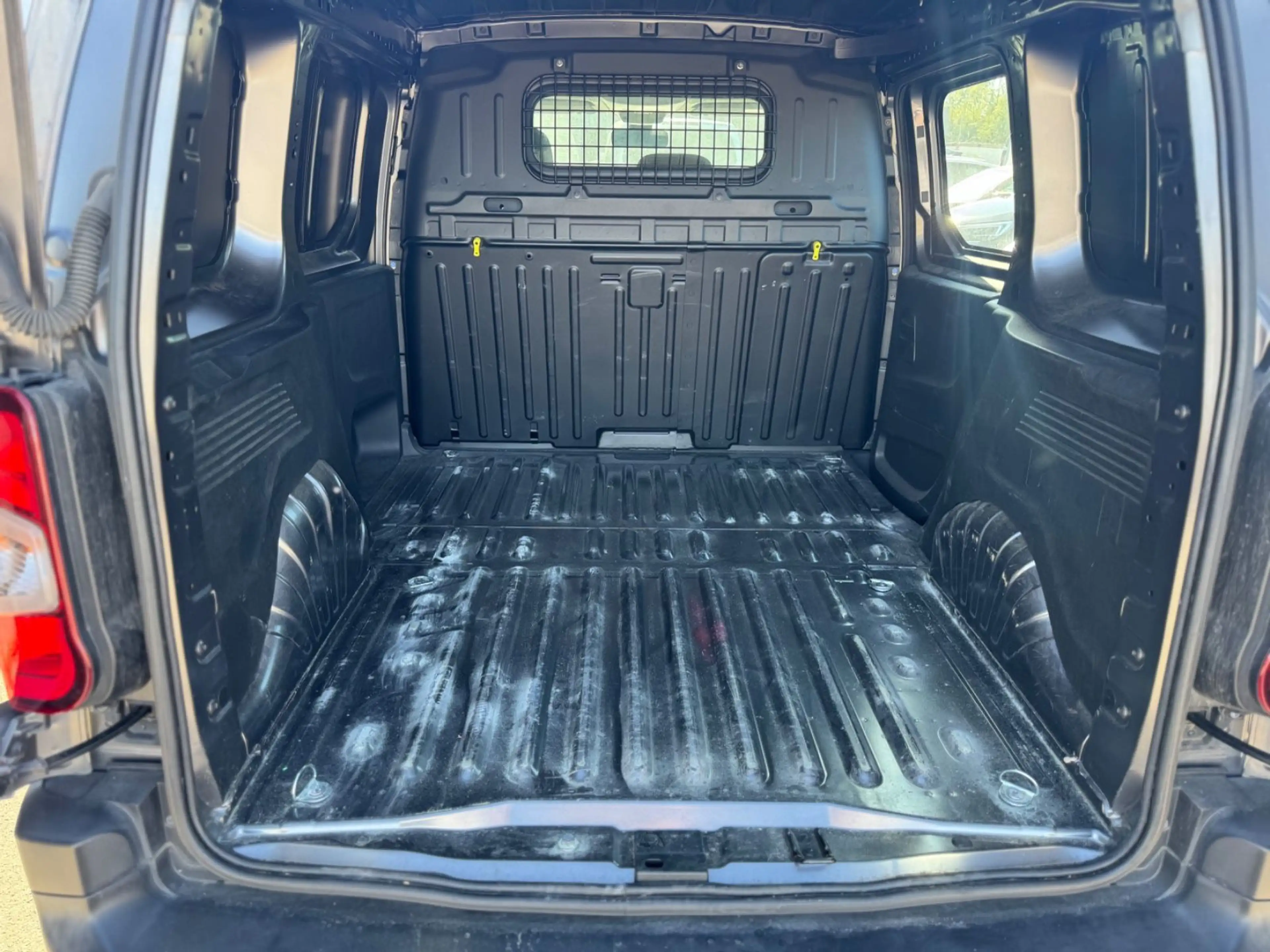 Peugeot Partner Premium L1 5 Stück Klima PDC Navi — photo 9