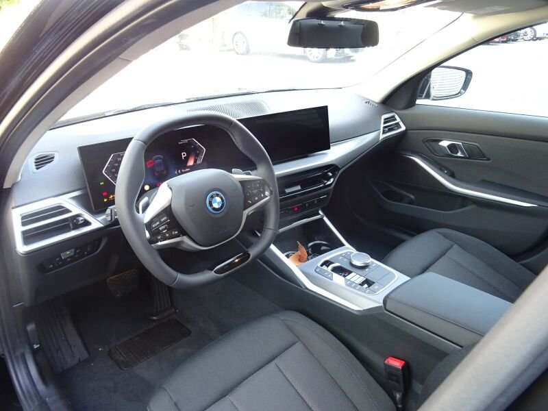 BMW 330 e Limousine — photo 6