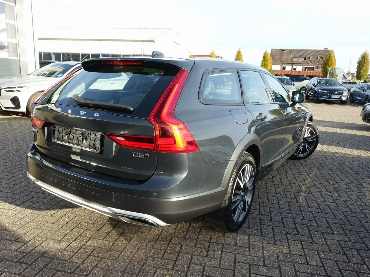 Volvo V90 Cross Country D5 AWD Pro/AHK/Pano/Kamera/BLS Grau - 2