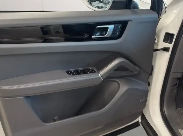 Porsche Cayenne view 11