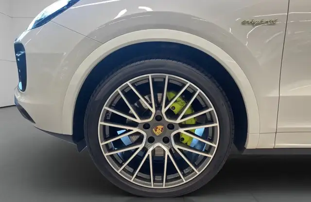 Porsche Cayenne view 4