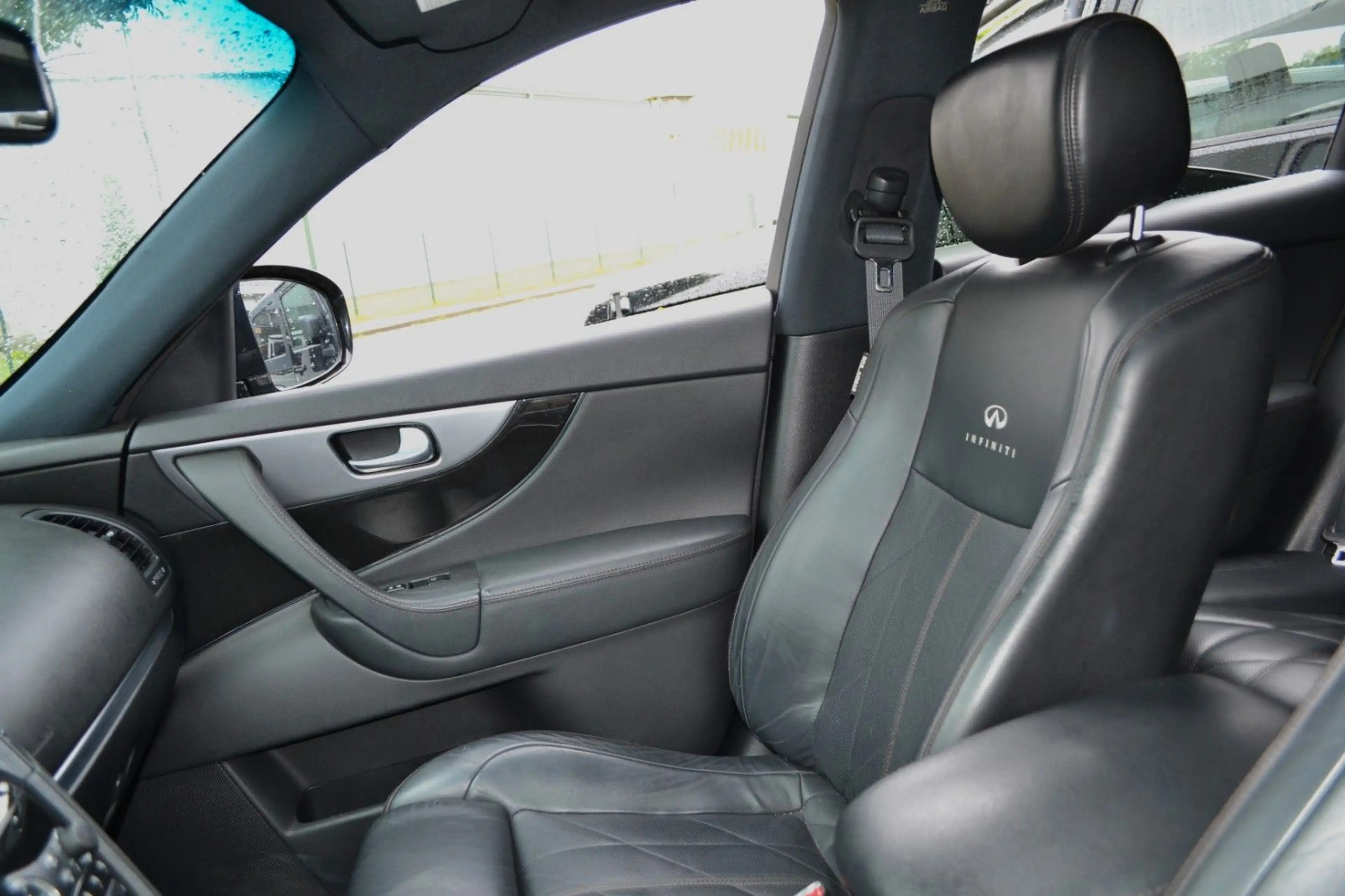 Infiniti FX FX30d S — photo 4