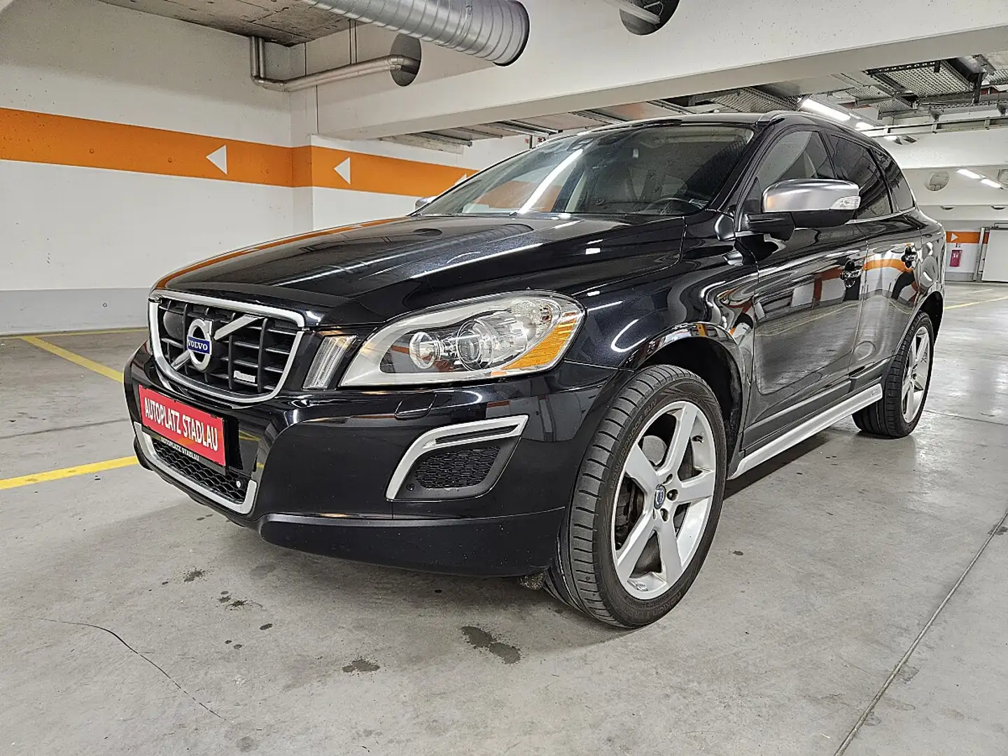 Volvo XC60 D3 FWD R-Design Geartronic Schwarz - 1