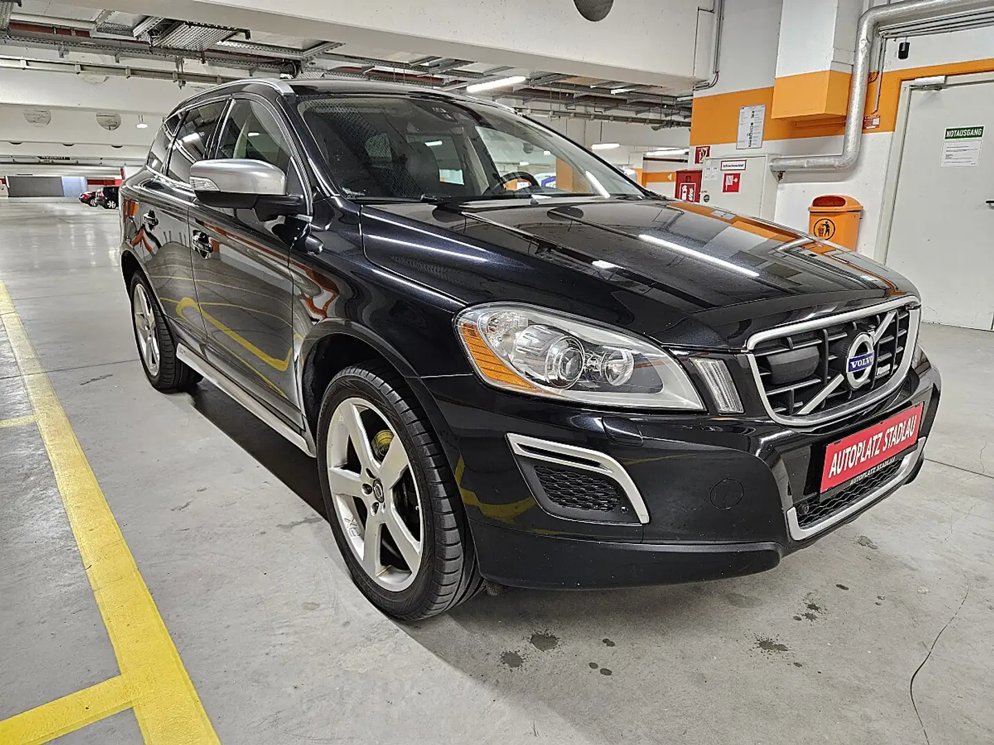 Volvo XC60 D3 FWD R-Design Geartronic Schwarz - 2