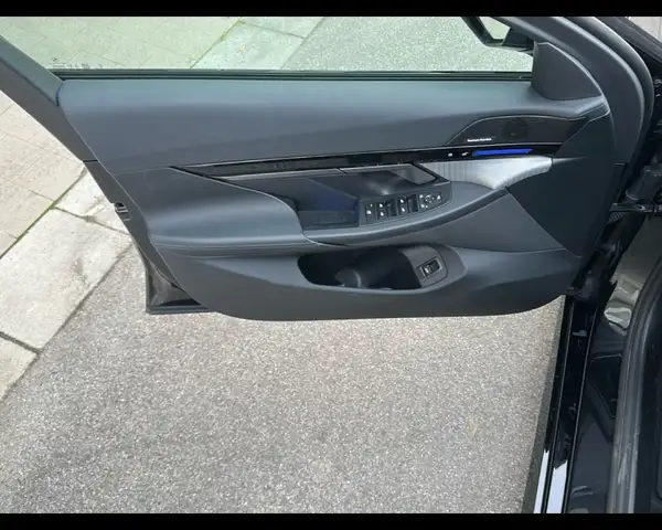 BMW 5 Series view 13