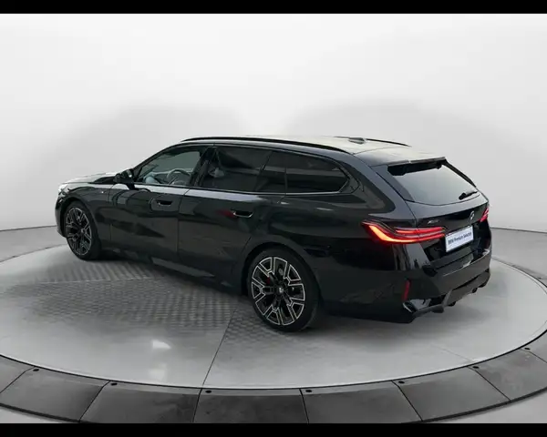 BMW 5 Series view 8