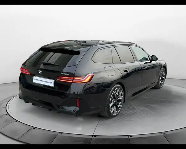 BMW 5 Series view 6