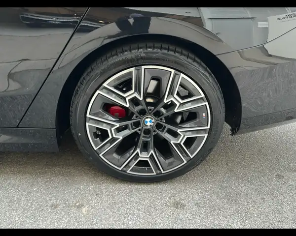 BMW 5 Series view 10