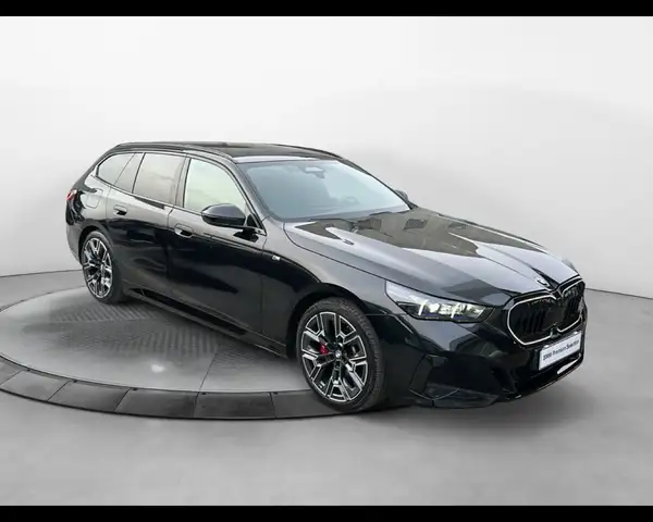 BMW 5 Series view 4