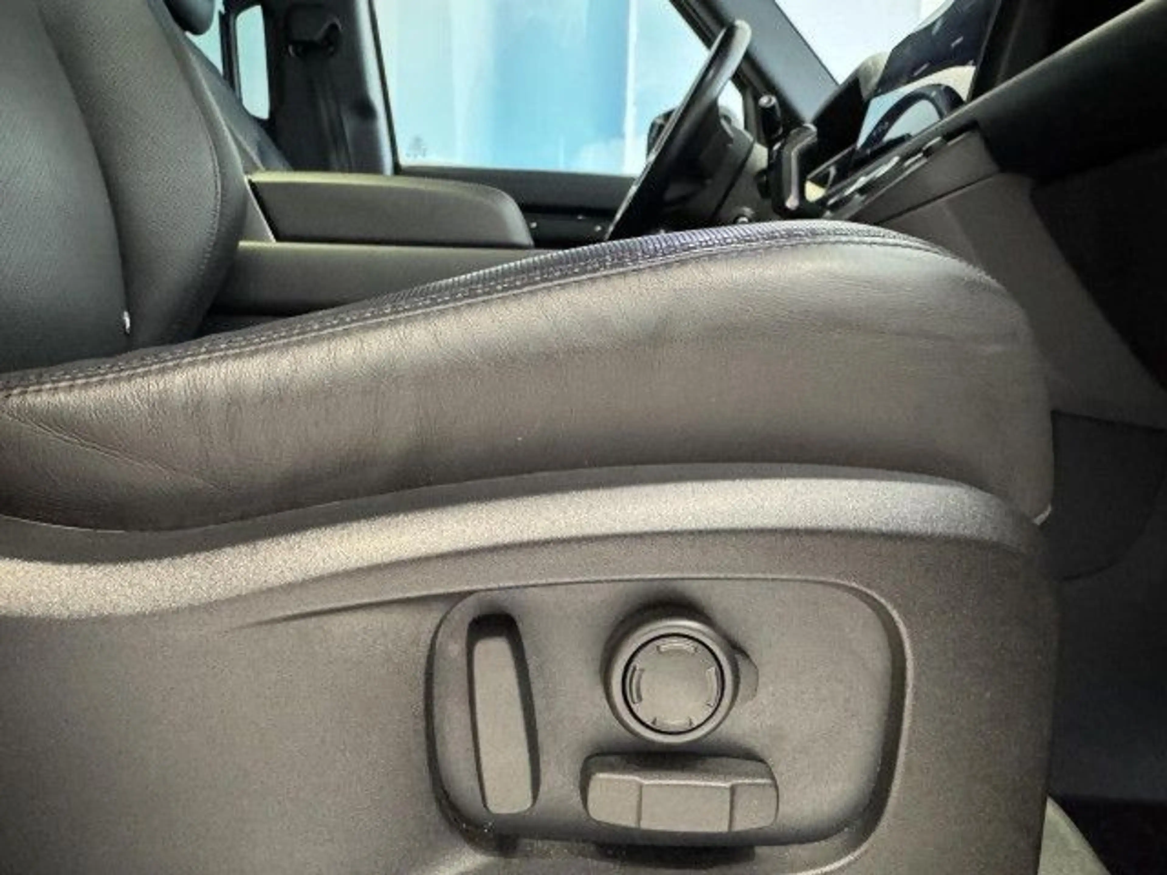 Land Rover Defender 110 D300 X-Dynamic HSE Bluetooth LED — photo 7