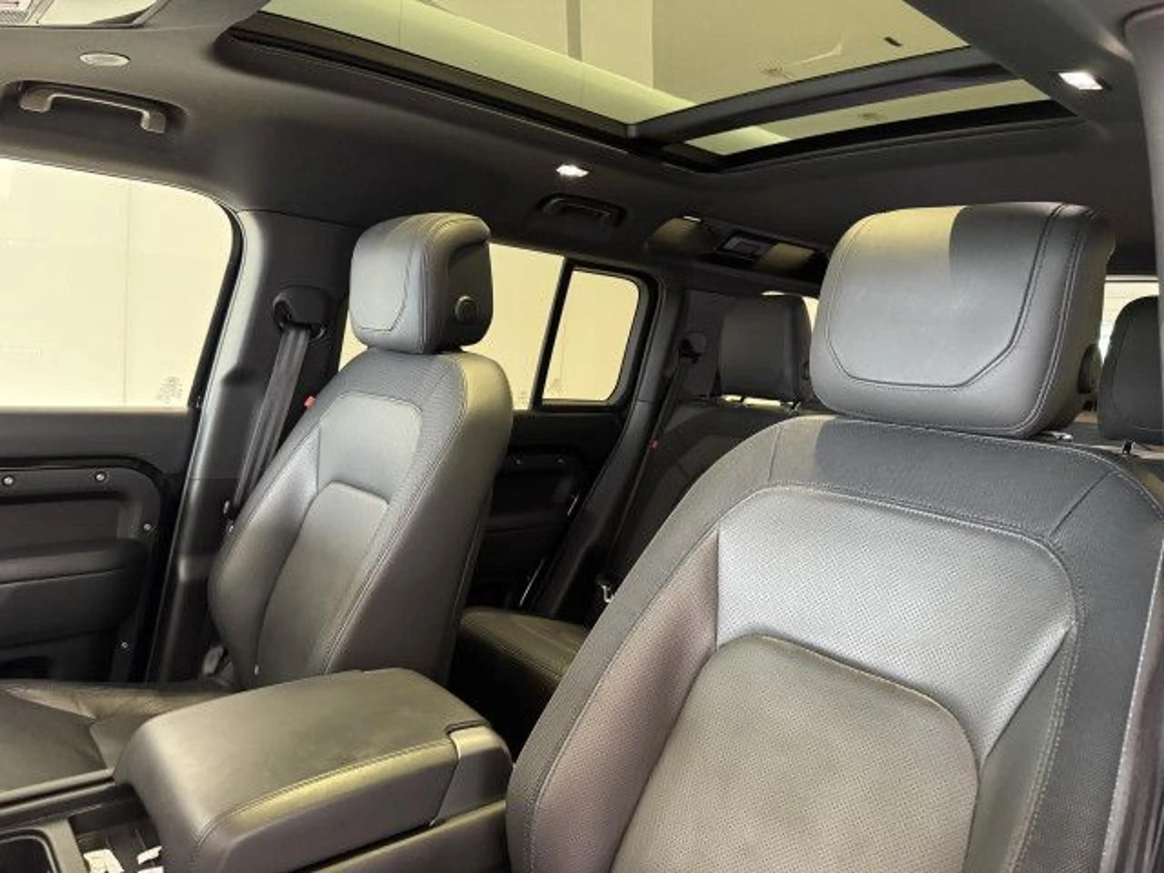 Land Rover Defender 110 D300 X-Dynamic HSE Bluetooth LED — photo 14