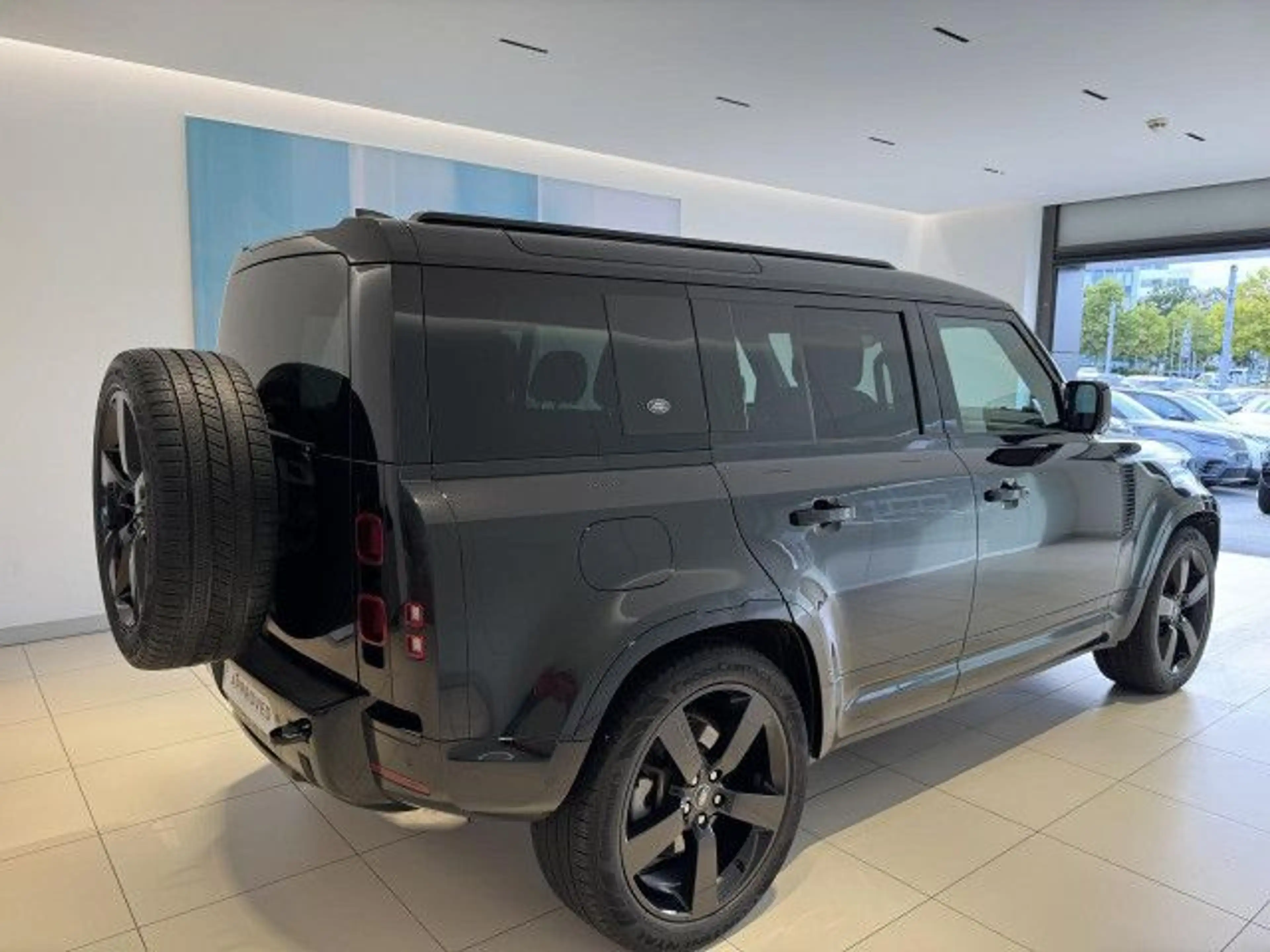Land Rover Defender 110 D300 X-Dynamic HSE Bluetooth LED — photo 3