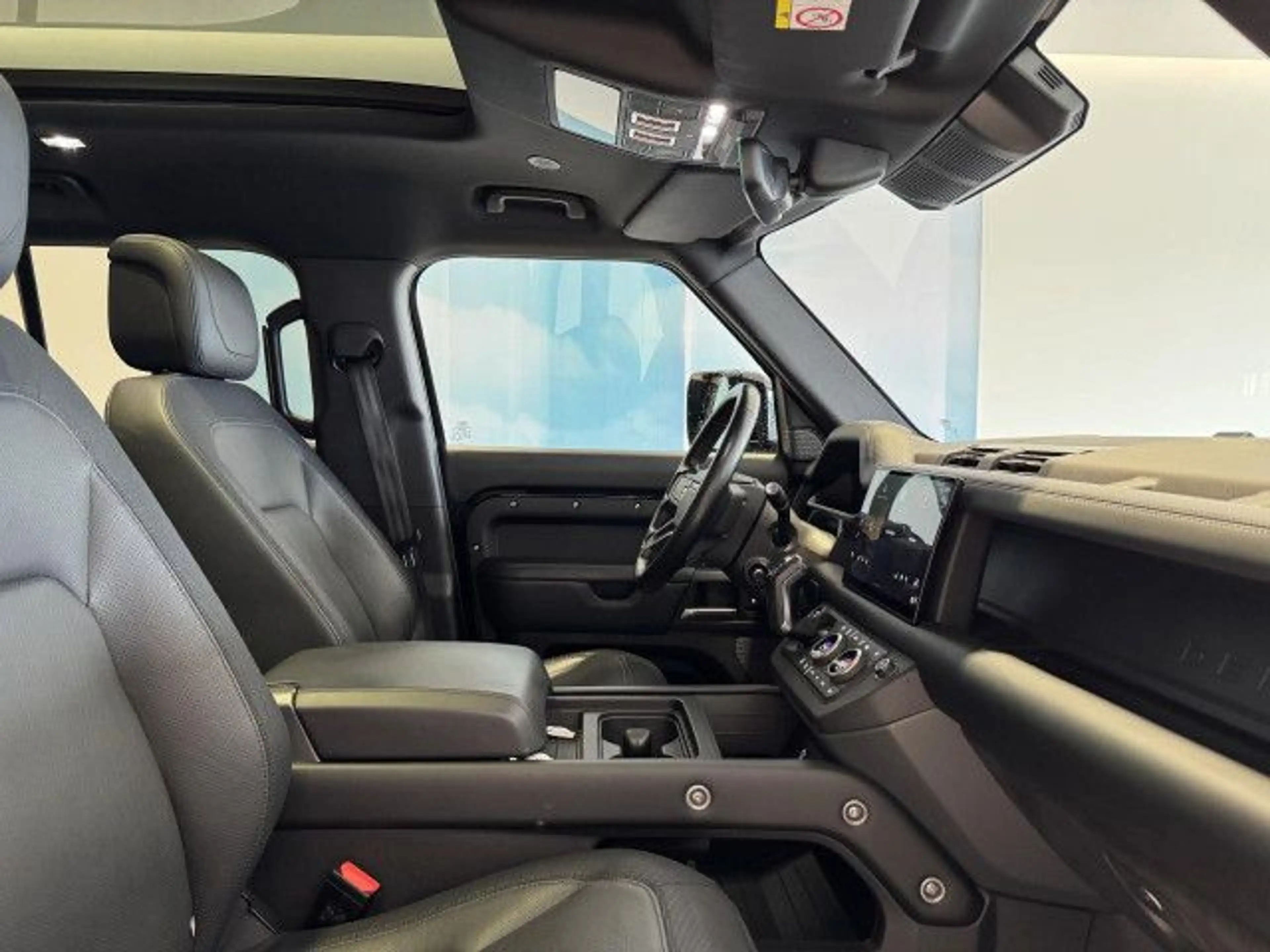 Land Rover Defender 110 D300 X-Dynamic HSE Bluetooth LED — photo 4