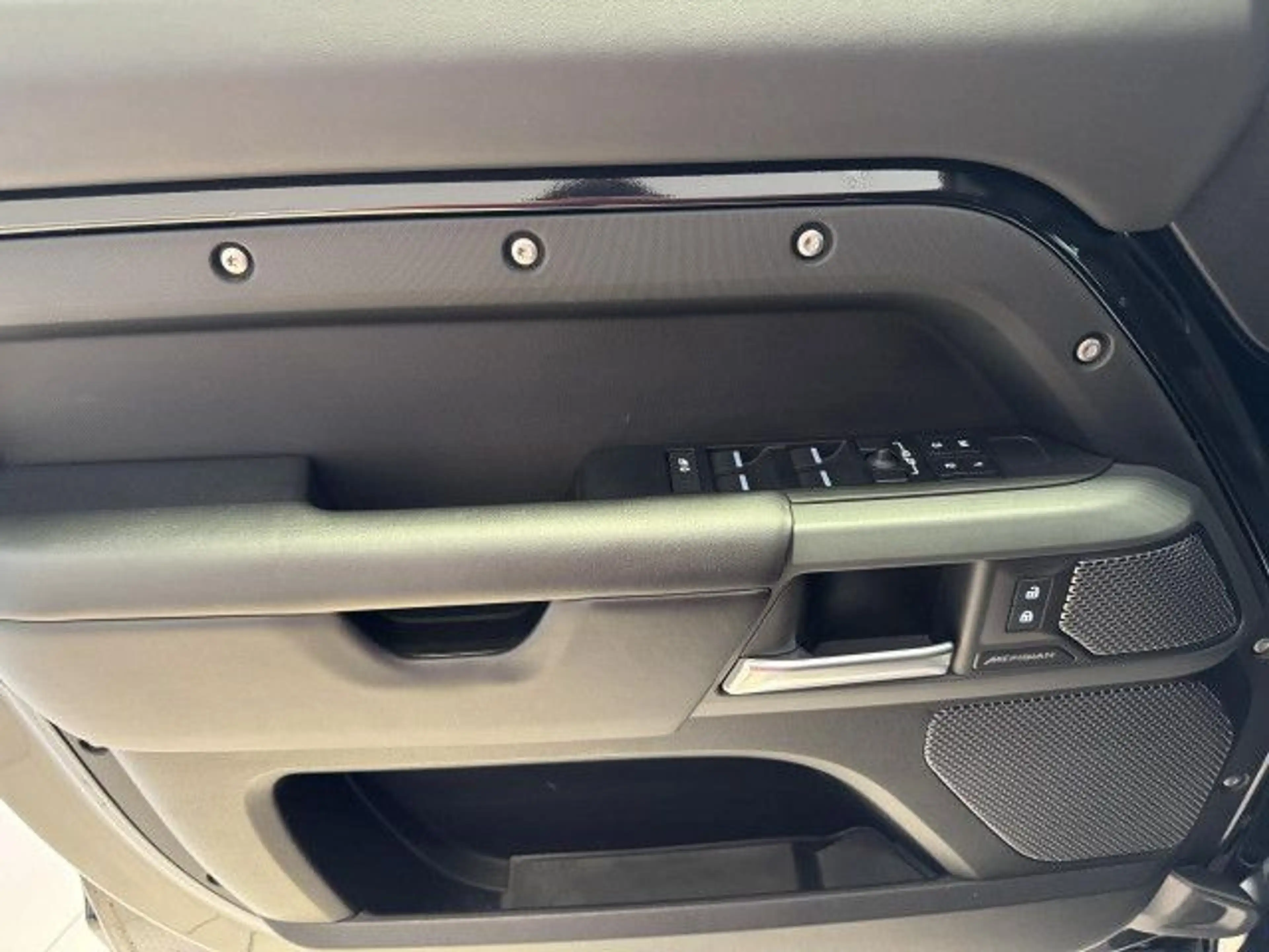 Land Rover Defender 110 D300 X-Dynamic HSE Bluetooth LED — photo 13