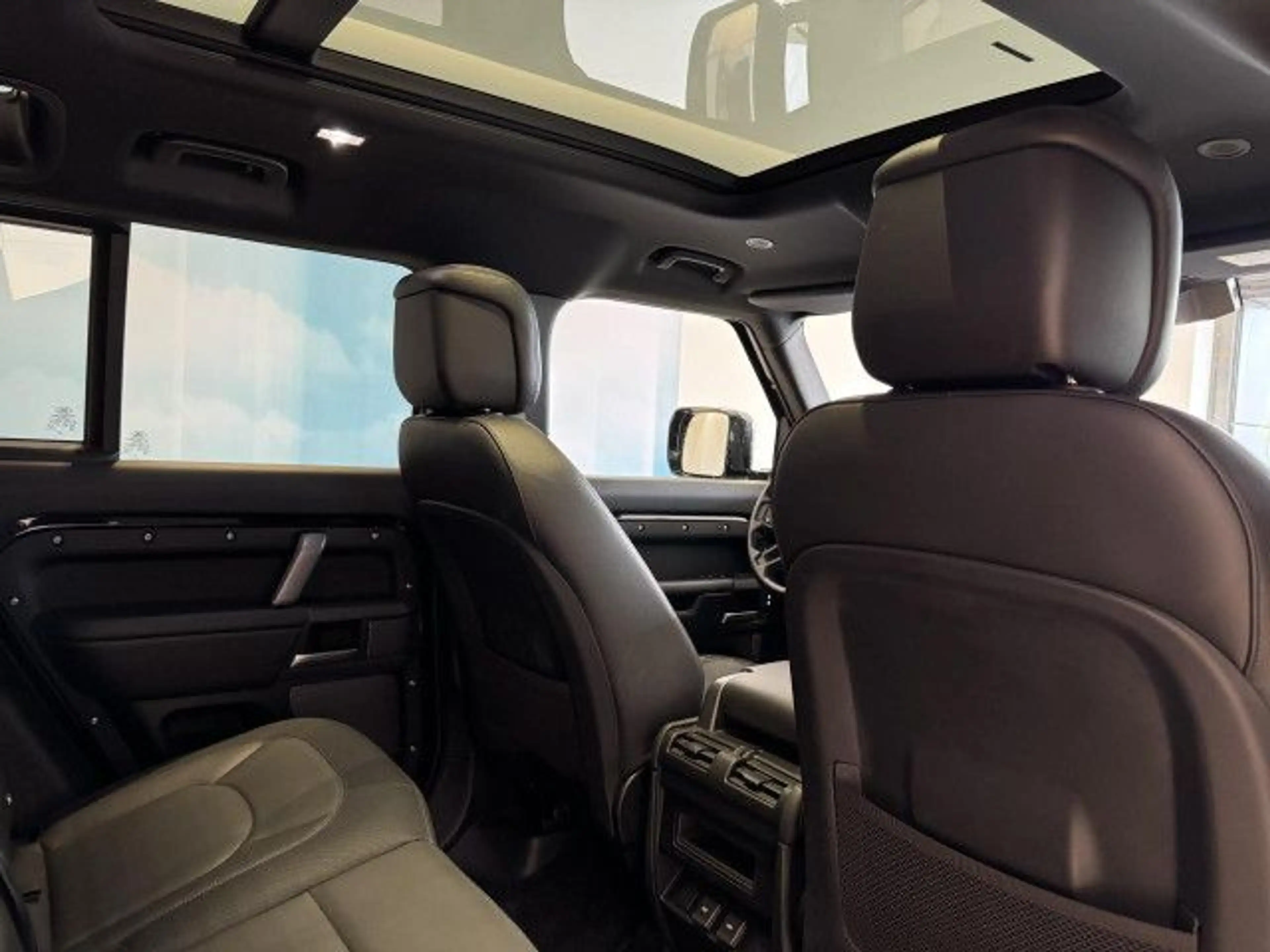 Land Rover Defender 110 D300 X-Dynamic HSE Bluetooth LED — photo 15