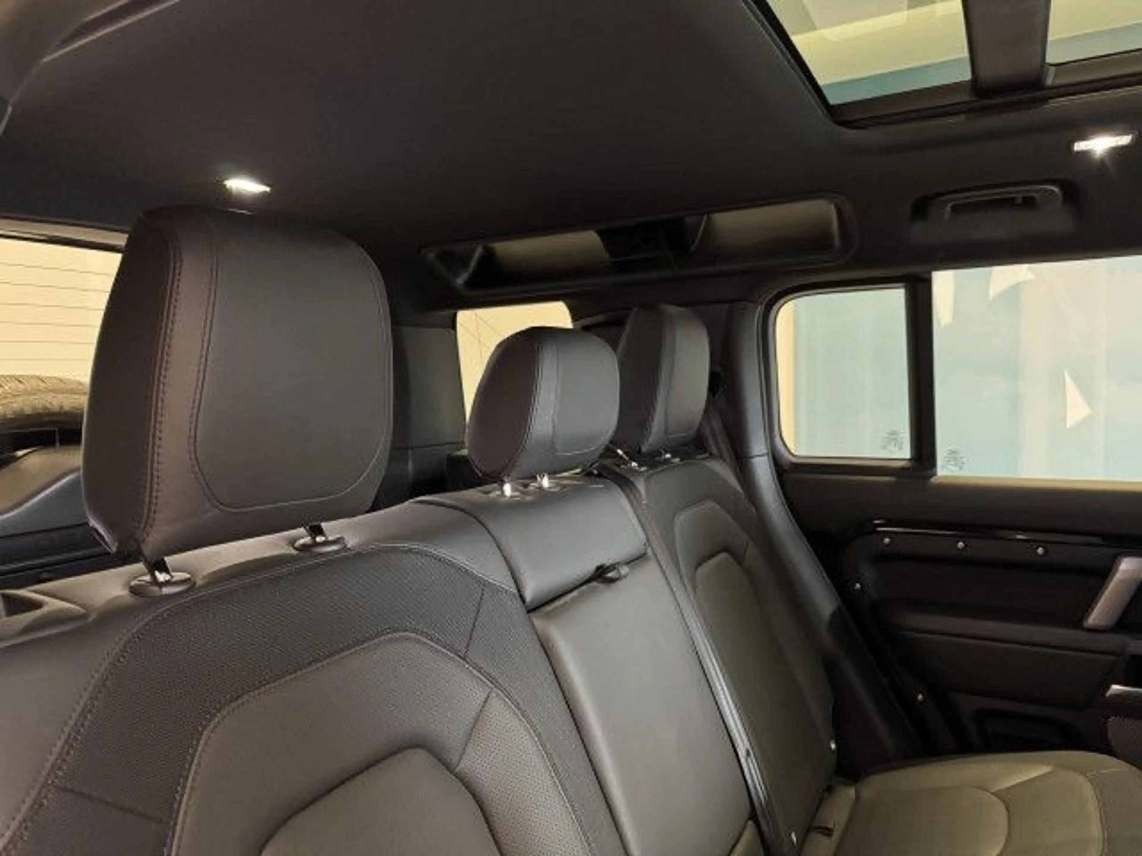 Land Rover Defender 110 D300 X-Dynamic HSE Bluetooth LED — photo 6