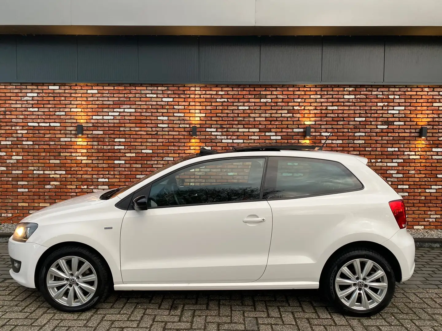 Volkswagen Polo Match Panoramadak 105pk 6bak 116000km! Wit - 2