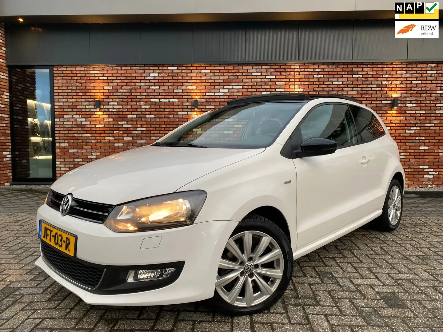 Volkswagen Polo Match Panoramadak 105pk 6bak 116000km! Wit - 1