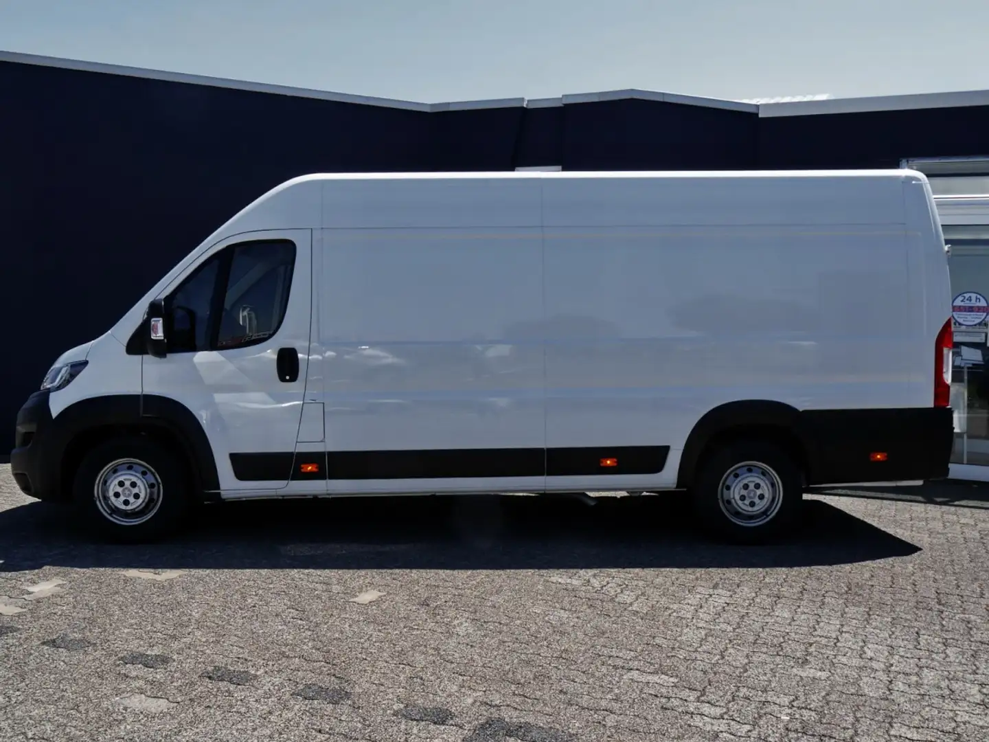 Peugeot Boxer KW Premium 435 L4H2 165BlueHDi NAV+Kamera Klima Fehér - 2