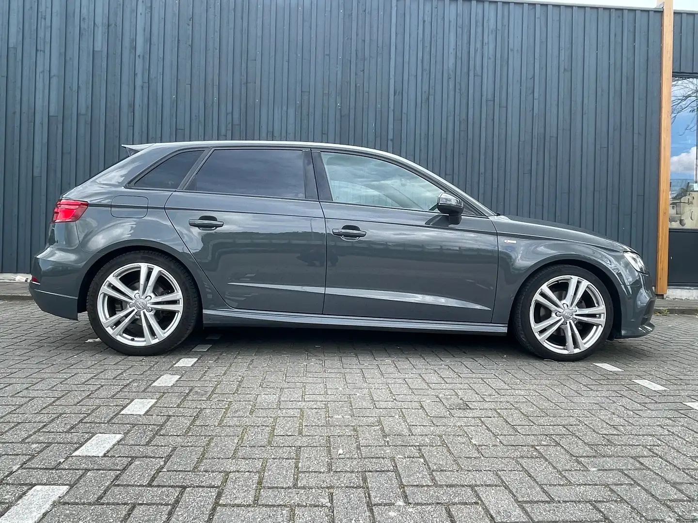 Audi A3 A3 1.5 TFSI CoD Sp.SL.E 150PK Grijs - 2