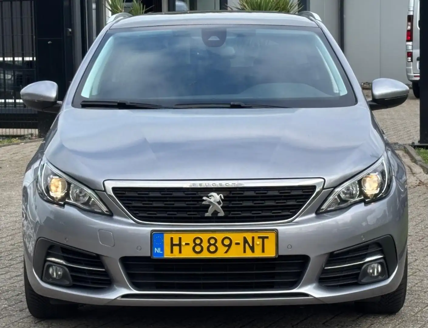 Peugeot 308 SW 1.2 Benzine 2020 Trekhaak Navi Dealer OH Grijs - 2