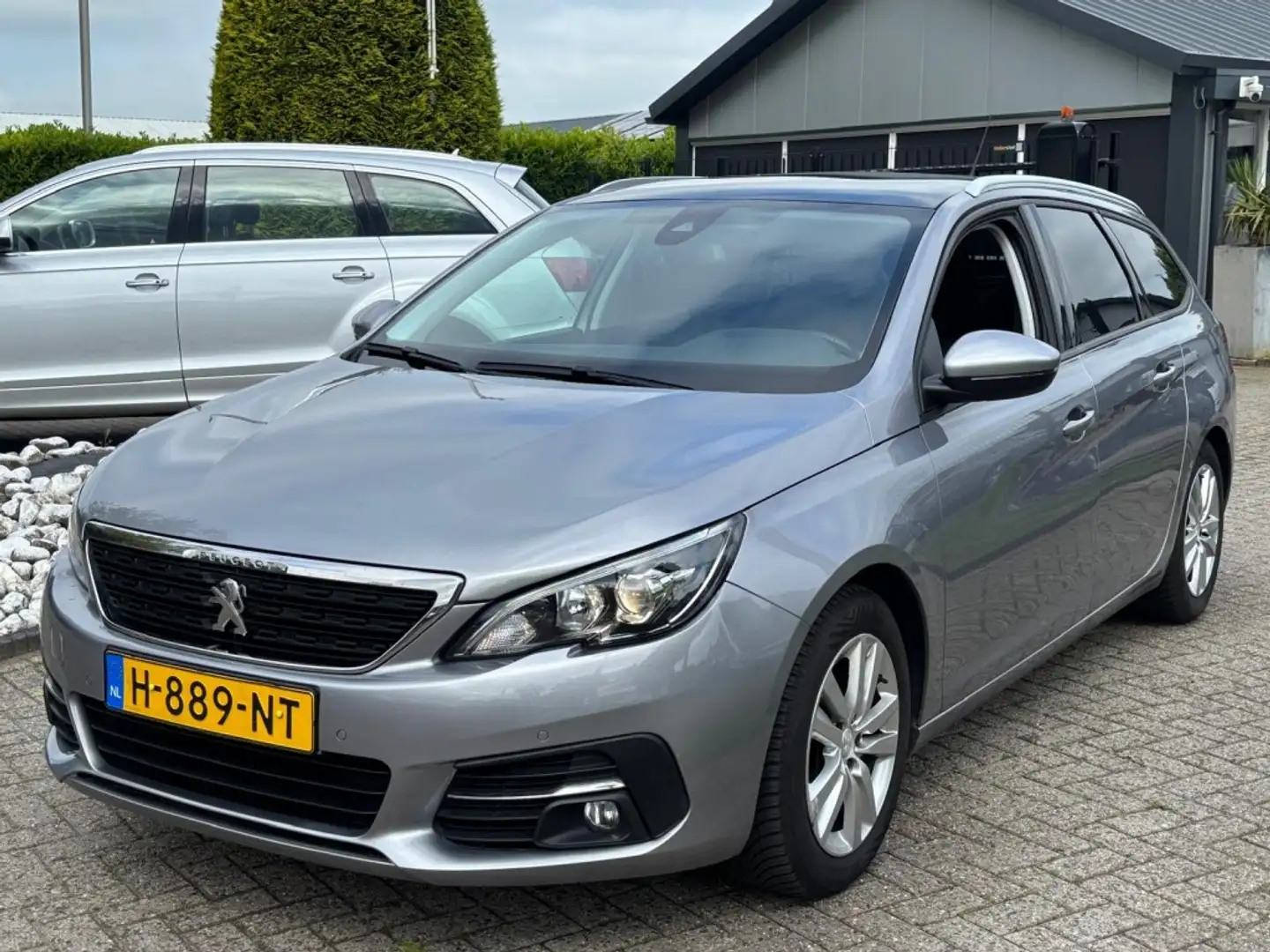 Peugeot 308 SW 1.2 Benzine 2020 Trekhaak Navi Dealer OH Grijs - 1
