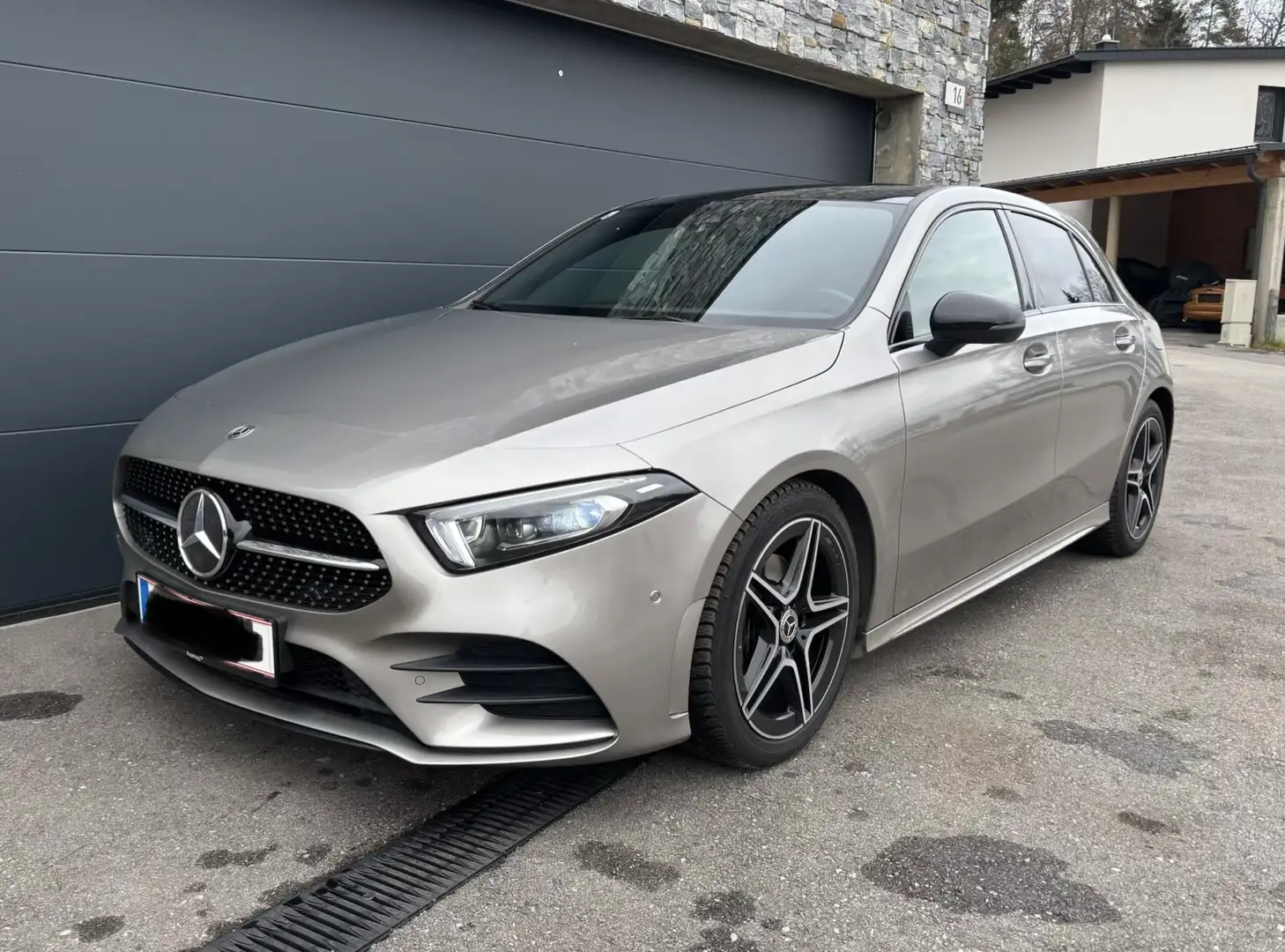 Mercedes-Benz A 180 AMG-Line / 8-fach bereift / Keyless / Multibeam Silber - 1