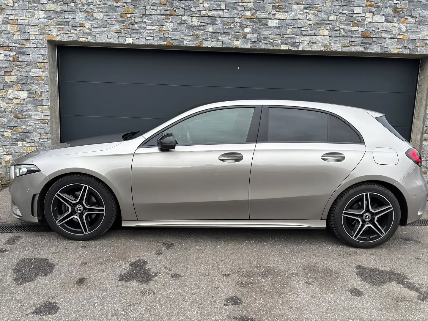 Mercedes-Benz A 180 AMG-Line / 8-fach bereift / Keyless / Multibeam Silber - 2