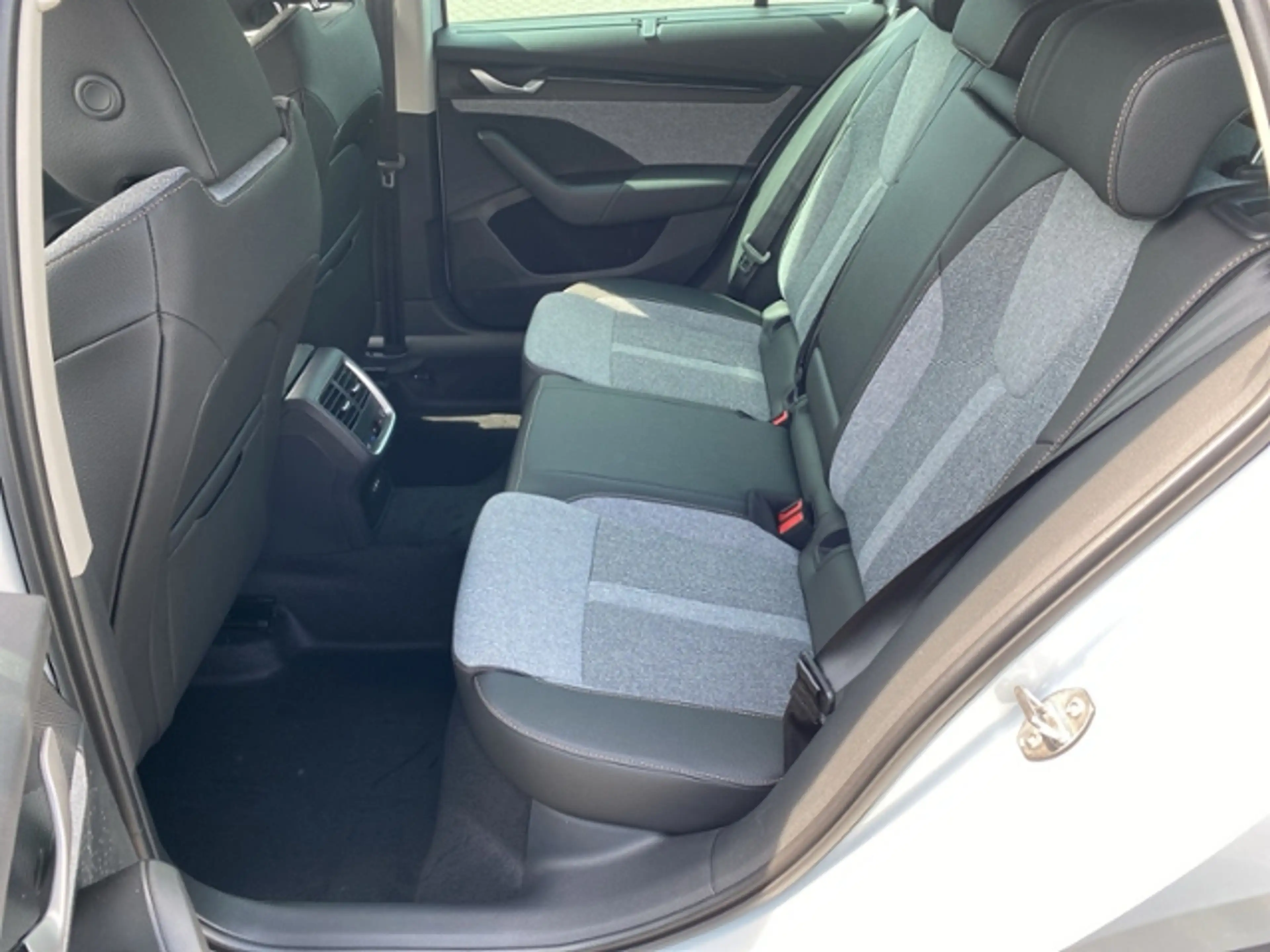 Skoda Octavia Combi Tour 2.0 TDI 110 kW DSG Matrix LED ACC Kame — photo 11