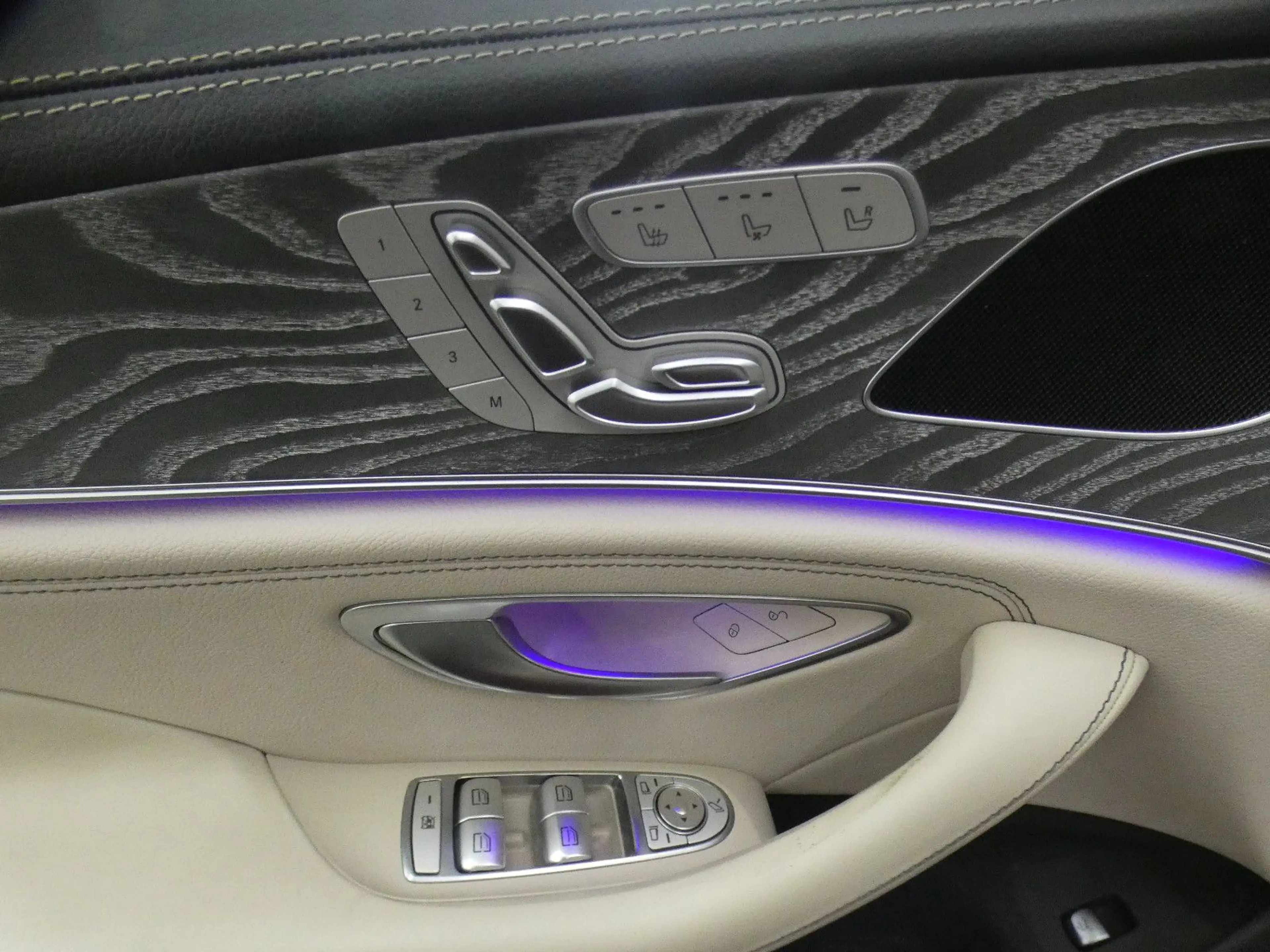 Mercedes-Benz CLS 300 d AMG*LED*COMAND*AMBIENTE*360°CAM — photo 13