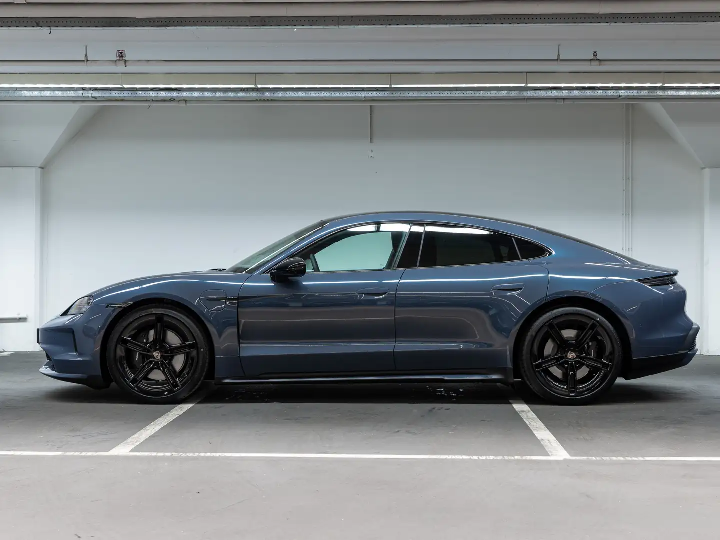 Porsche Taycan Black Edition Blauw - 2