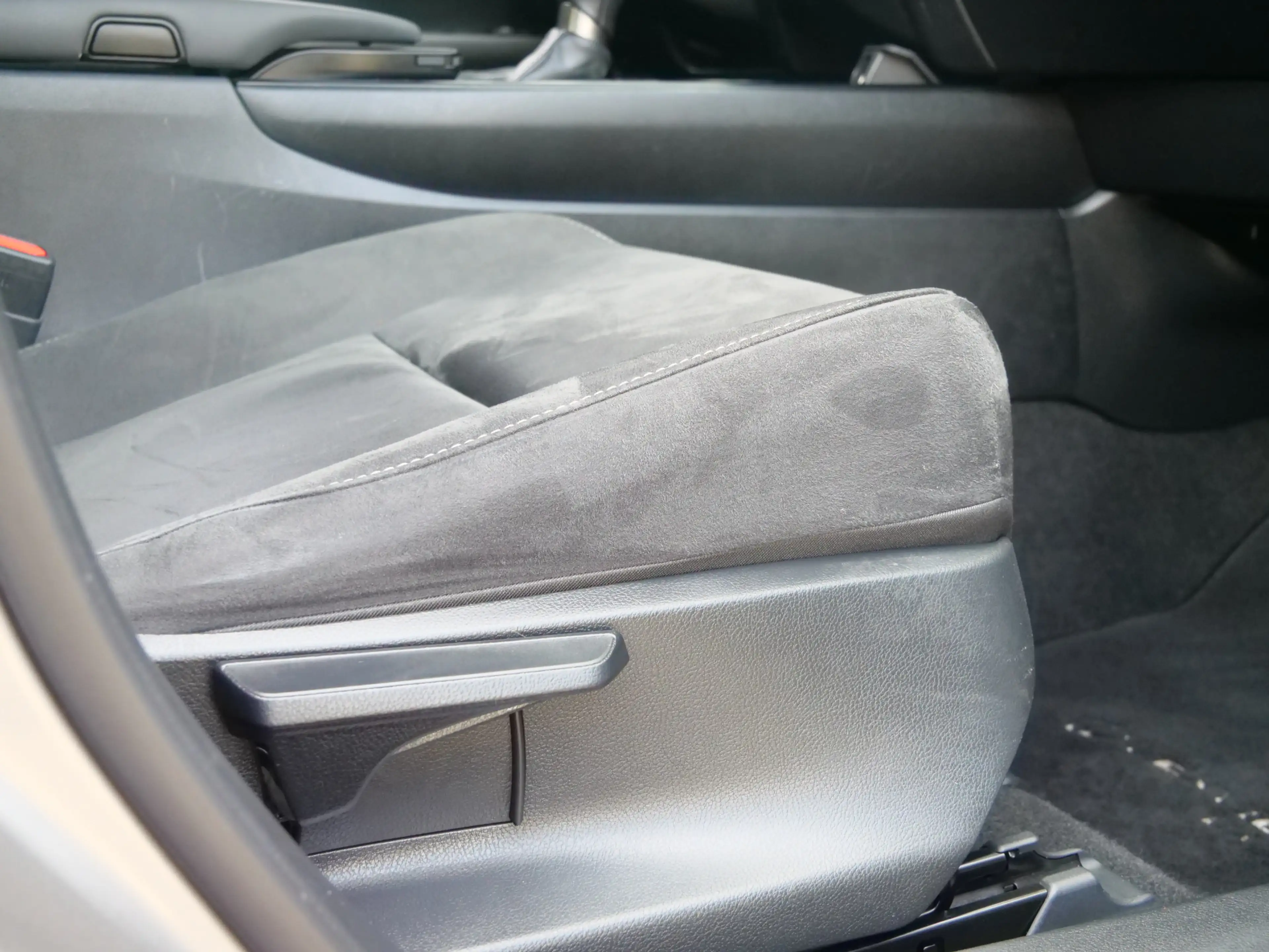 Lexus UX 250h Business Line 262Pk Winterpakket / Camera / Carpla — photo 36