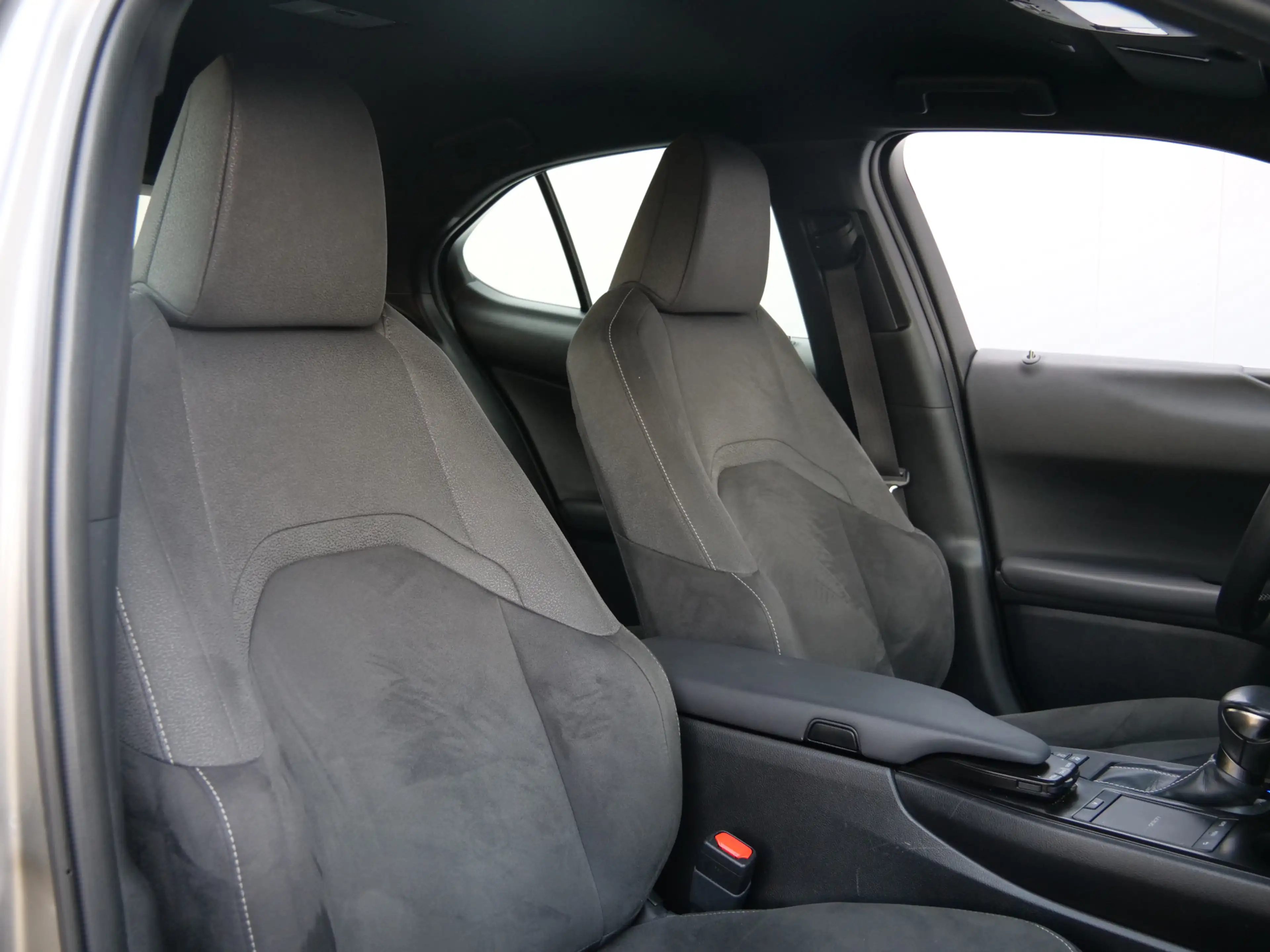 Lexus UX 250h Business Line 262Pk Winterpakket / Camera / Carpla — photo 32
