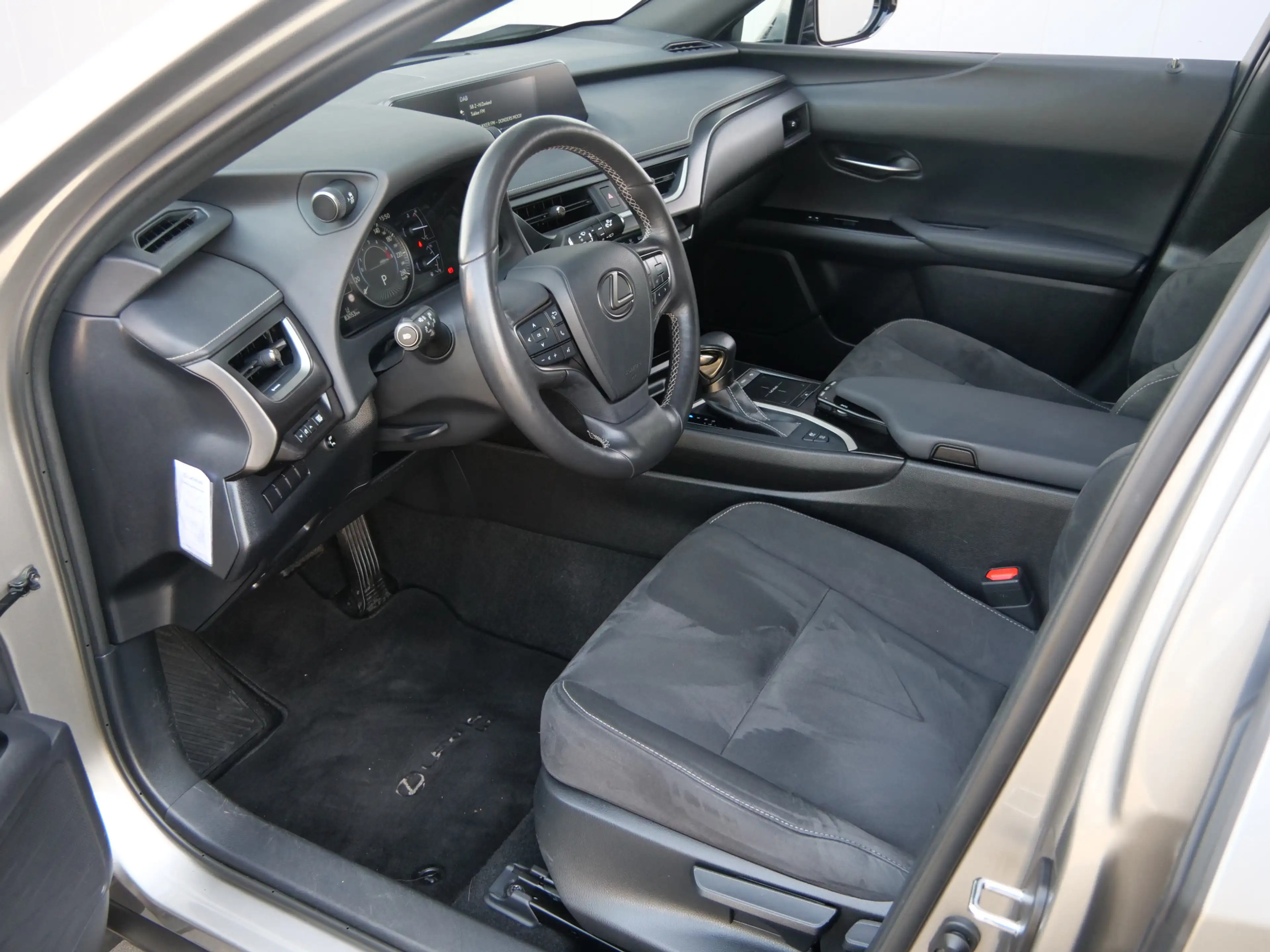 Lexus UX 250h Business Line 262Pk Winterpakket / Camera / Carpla — photo 21