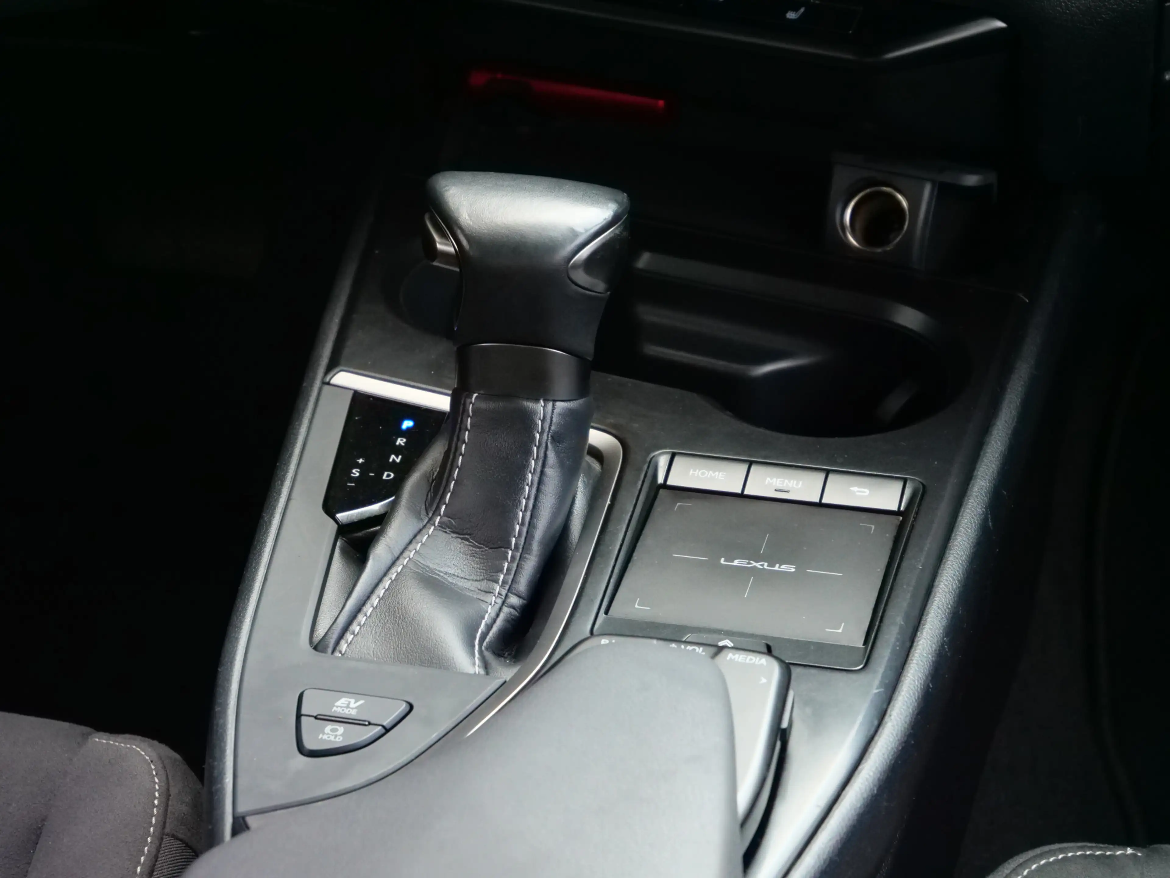 Lexus UX 250h Business Line 262Pk Winterpakket / Camera / Carpla — photo 19