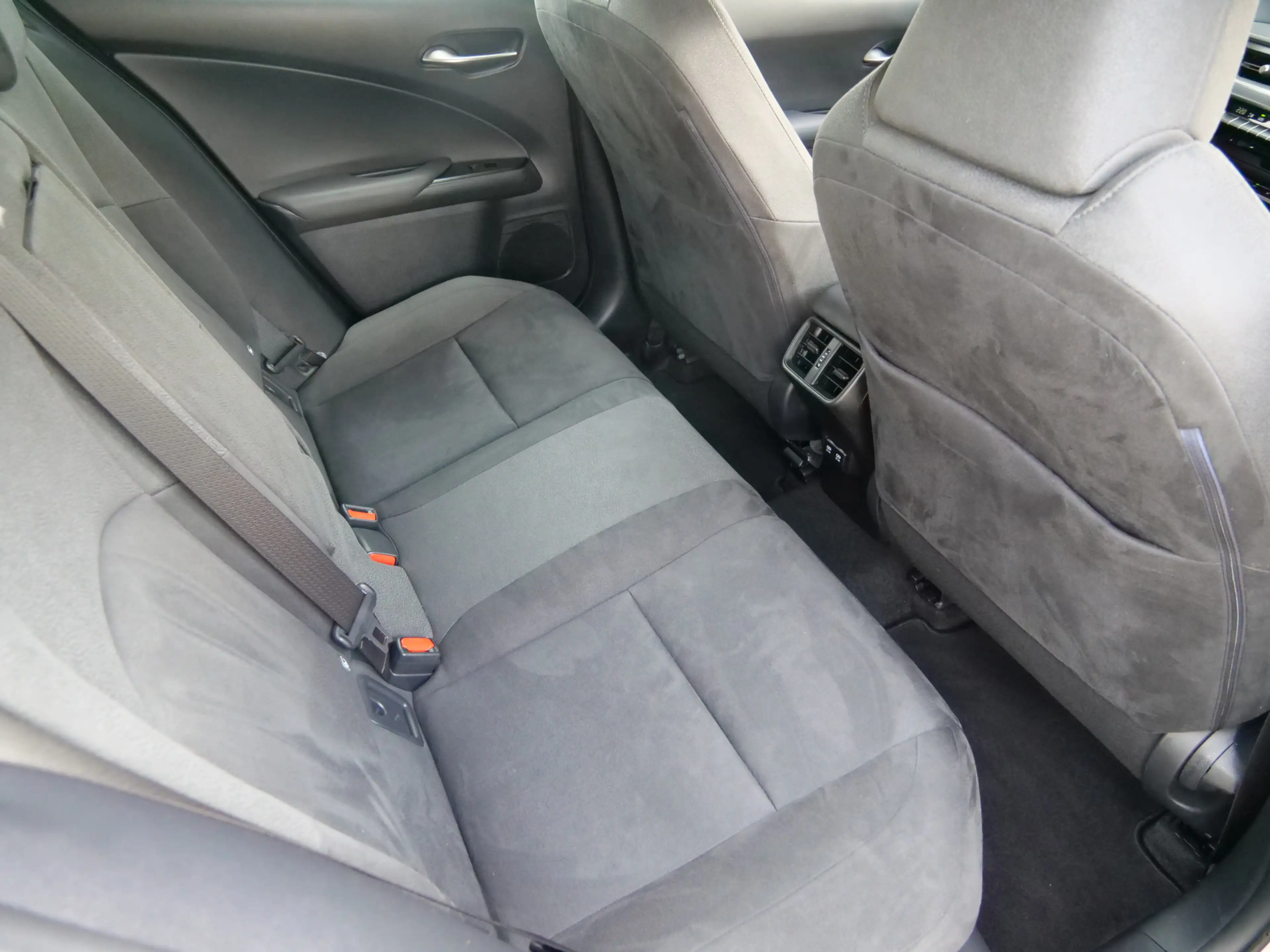 Lexus UX 250h Business Line 262Pk Winterpakket / Camera / Carpla — photo 29