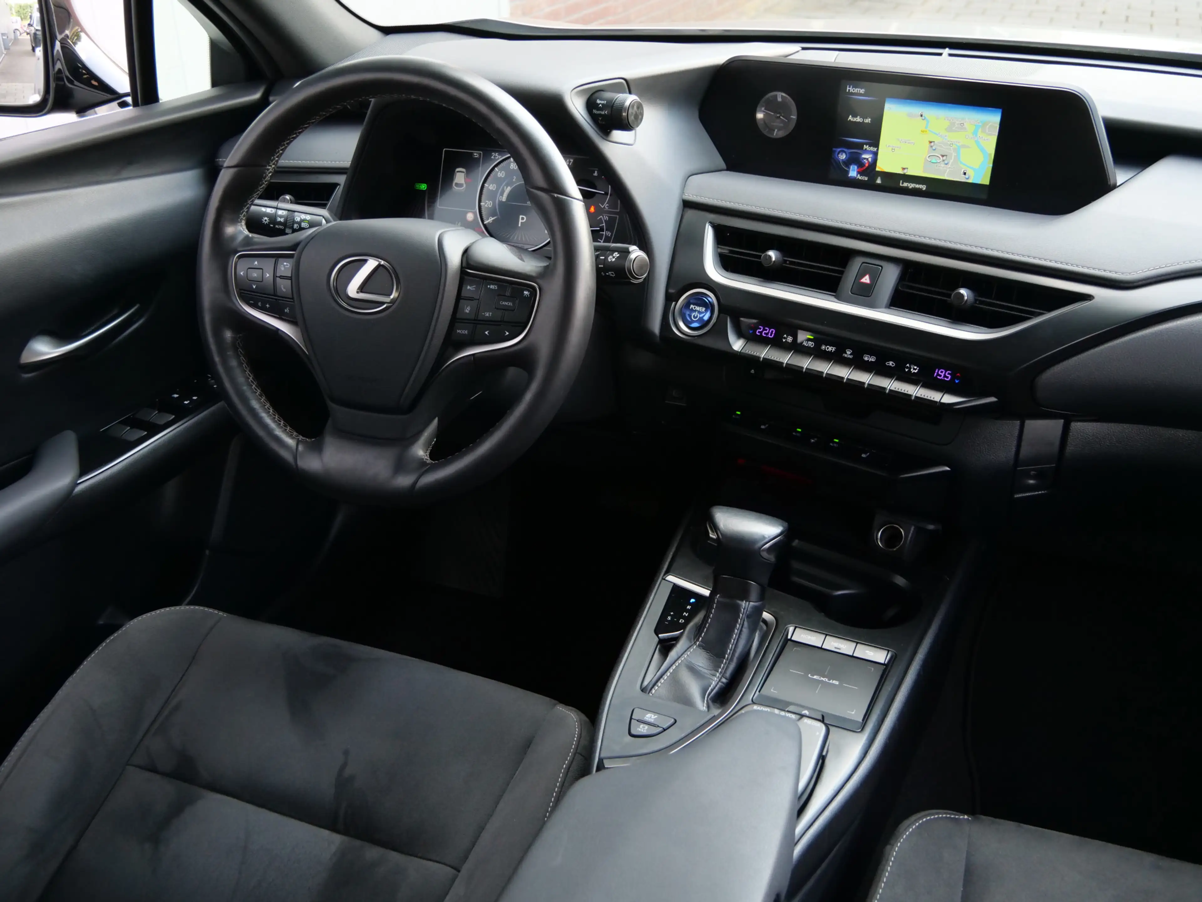 Lexus UX 250h Business Line 262Pk Winterpakket / Camera / Carpla — photo 8
