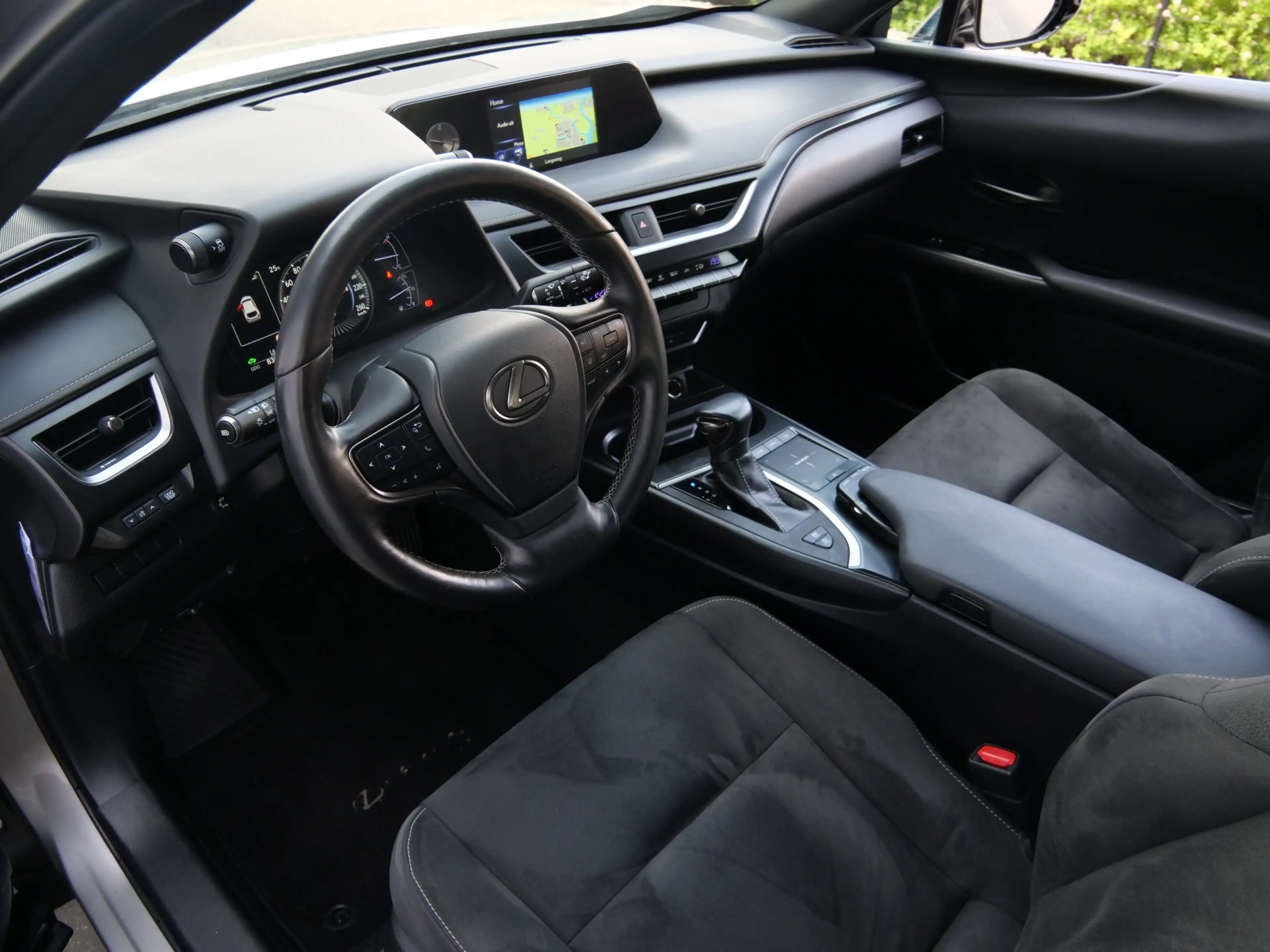 Lexus UX 250h Business Line 262Pk Winterpakket / Camera / Carpla — photo 2