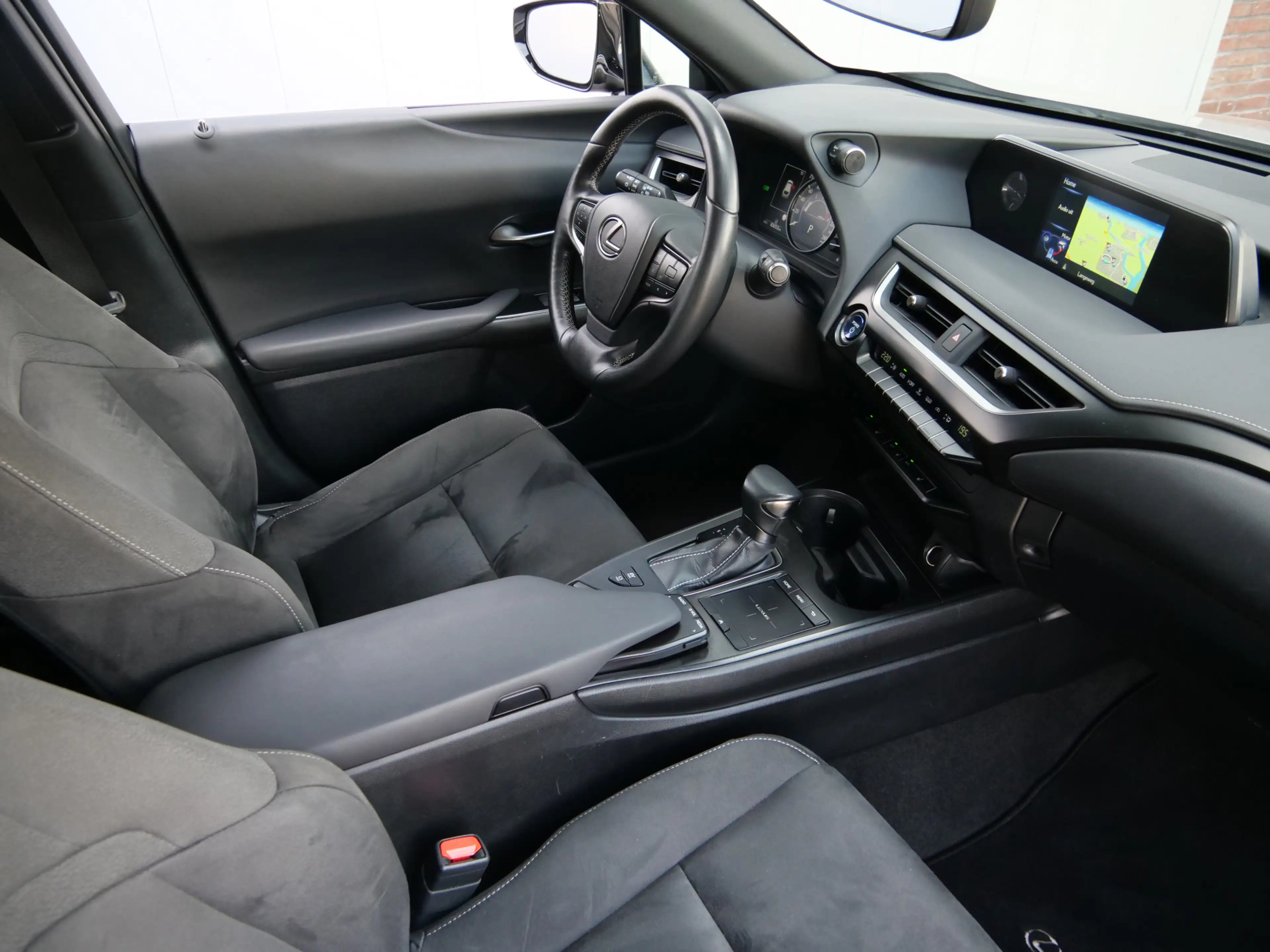 Lexus UX 250h Business Line 262Pk Winterpakket / Camera / Carpla — photo 14