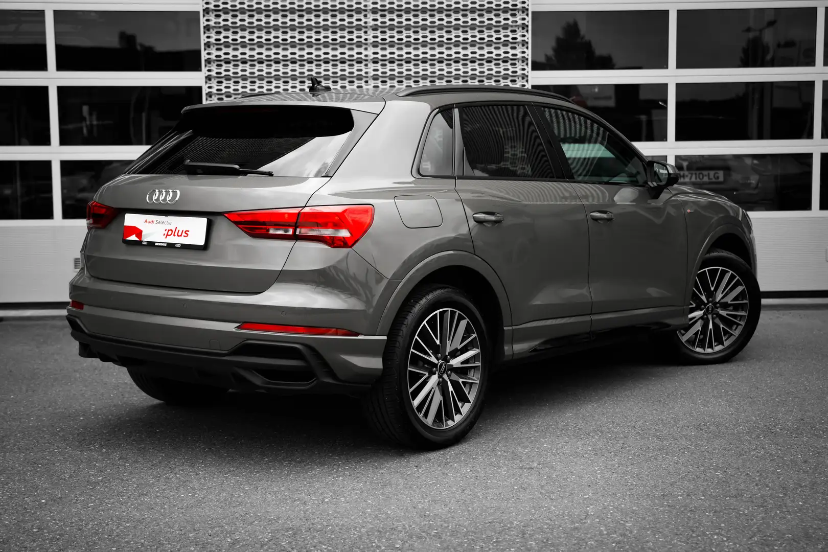 Audi Q3 45 TFSI e 245pk S-Line | Keyless | Stoelverwarming Grijs - 2