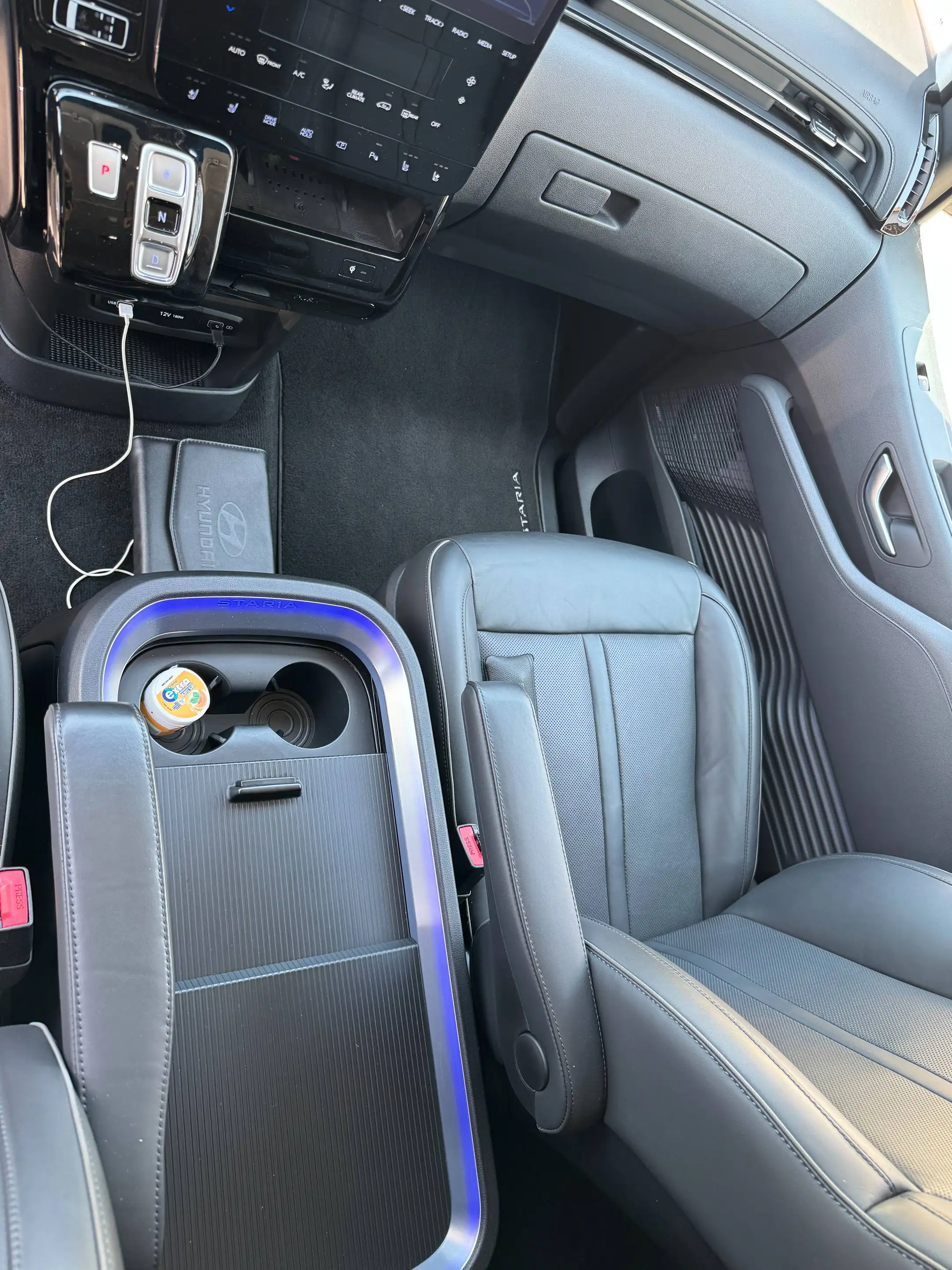 Hyundai STARIA Signature 4WD — photo 12