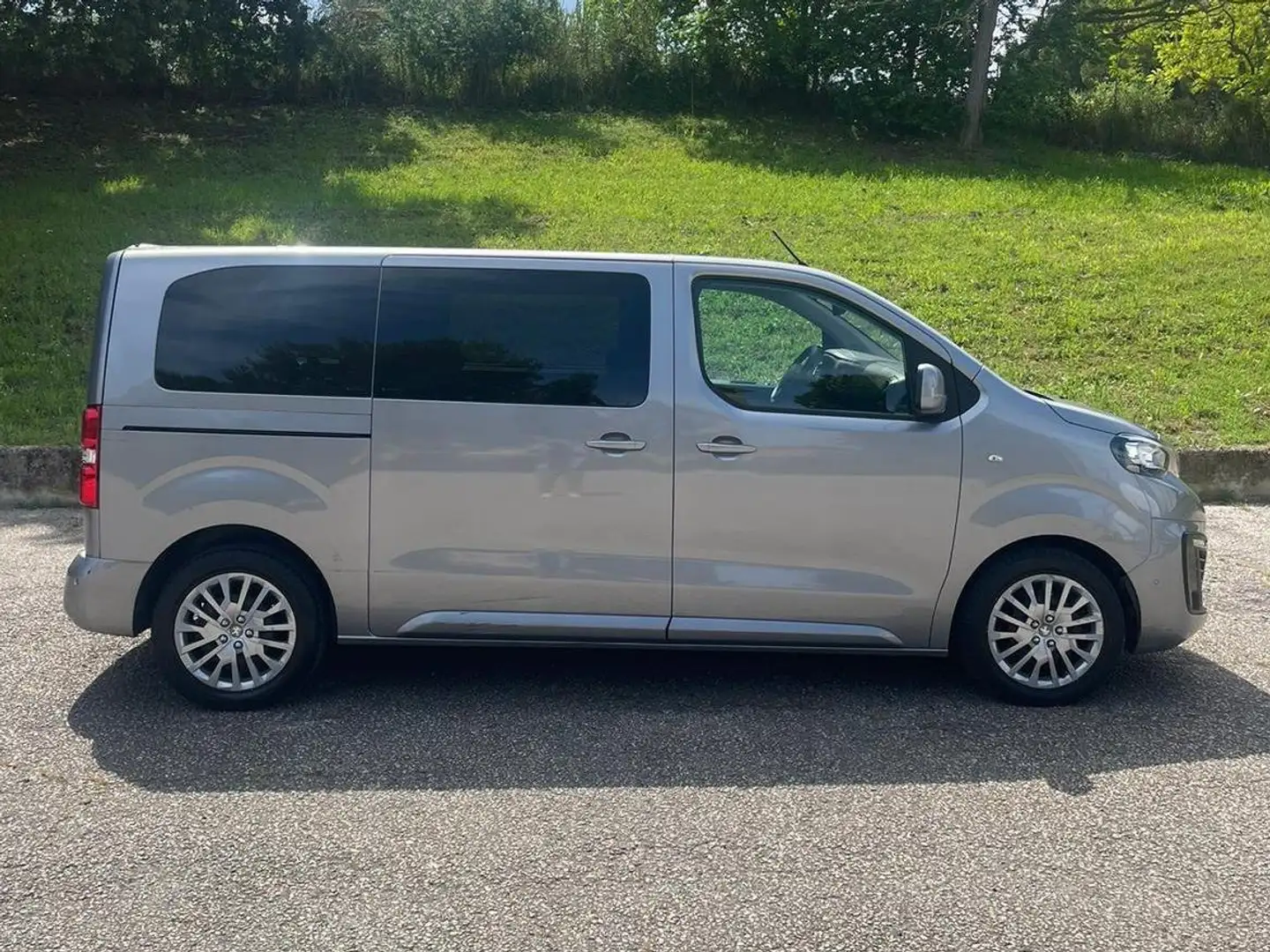 Peugeot Traveller Szürke - 2