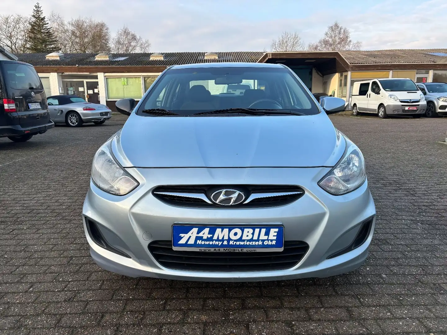 Hyundai ACCENT Limousine 1.4 Automatik PDC Klima Grau - 2