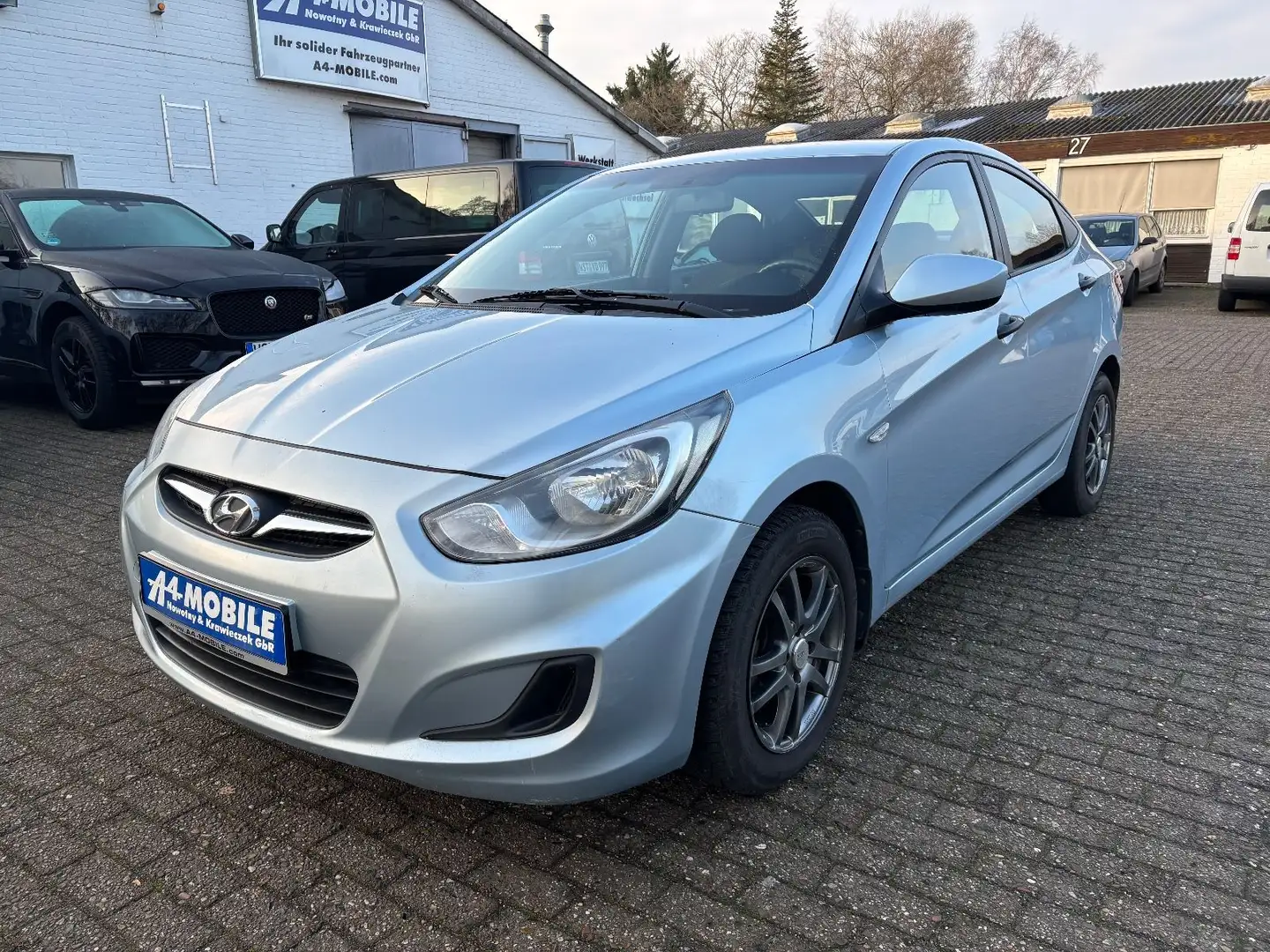 Hyundai ACCENT Limousine 1.4 Automatik PDC Klima Grau - 1
