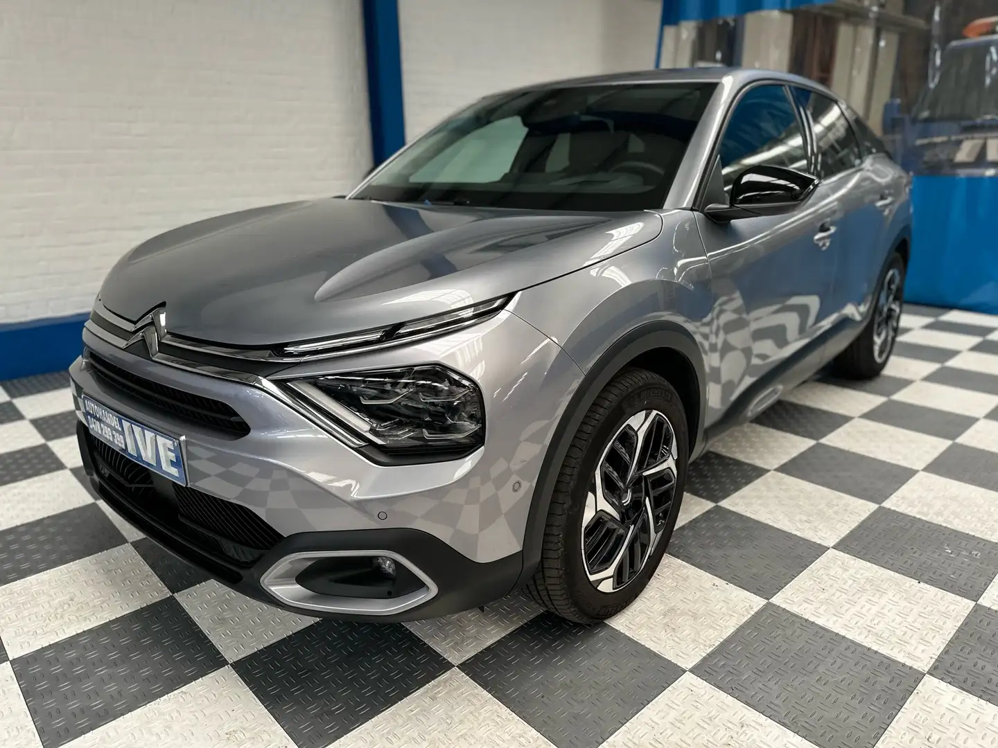 Citroen C4 1.2 PureTech You S Grijs - 1
