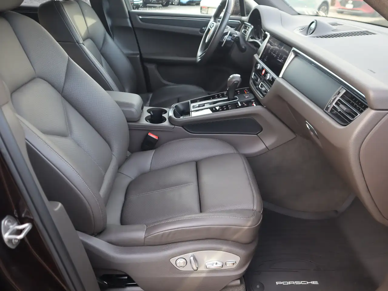 Porsche Macan снимка Porsche Macan