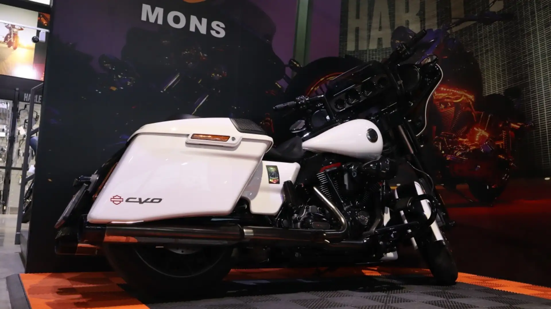 Harley-Davidson Tour Glide Street CVO Wit - 1