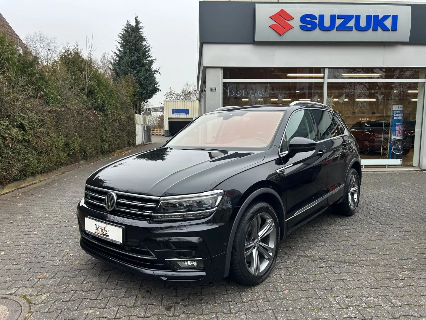 Volkswagen Tiguan Highline 4Motion R-LINE STANDHZG PANO Schwarz - 1