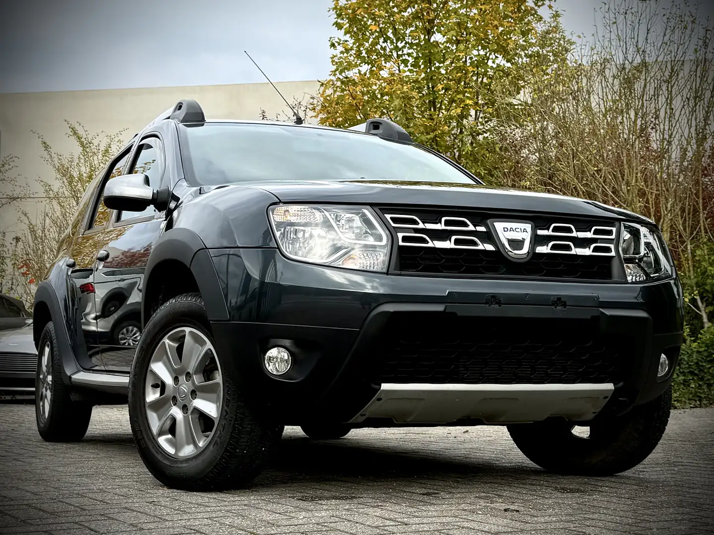 Dacia Duster Duster 1.6i 4x2 Liberty Grau - 1