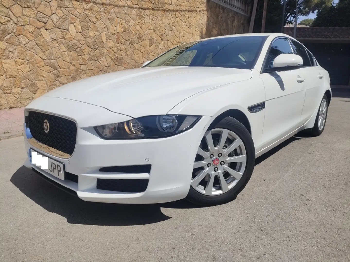 Jaguar XE 2.0 Diesel Portfolio 180 Blanc - 1
